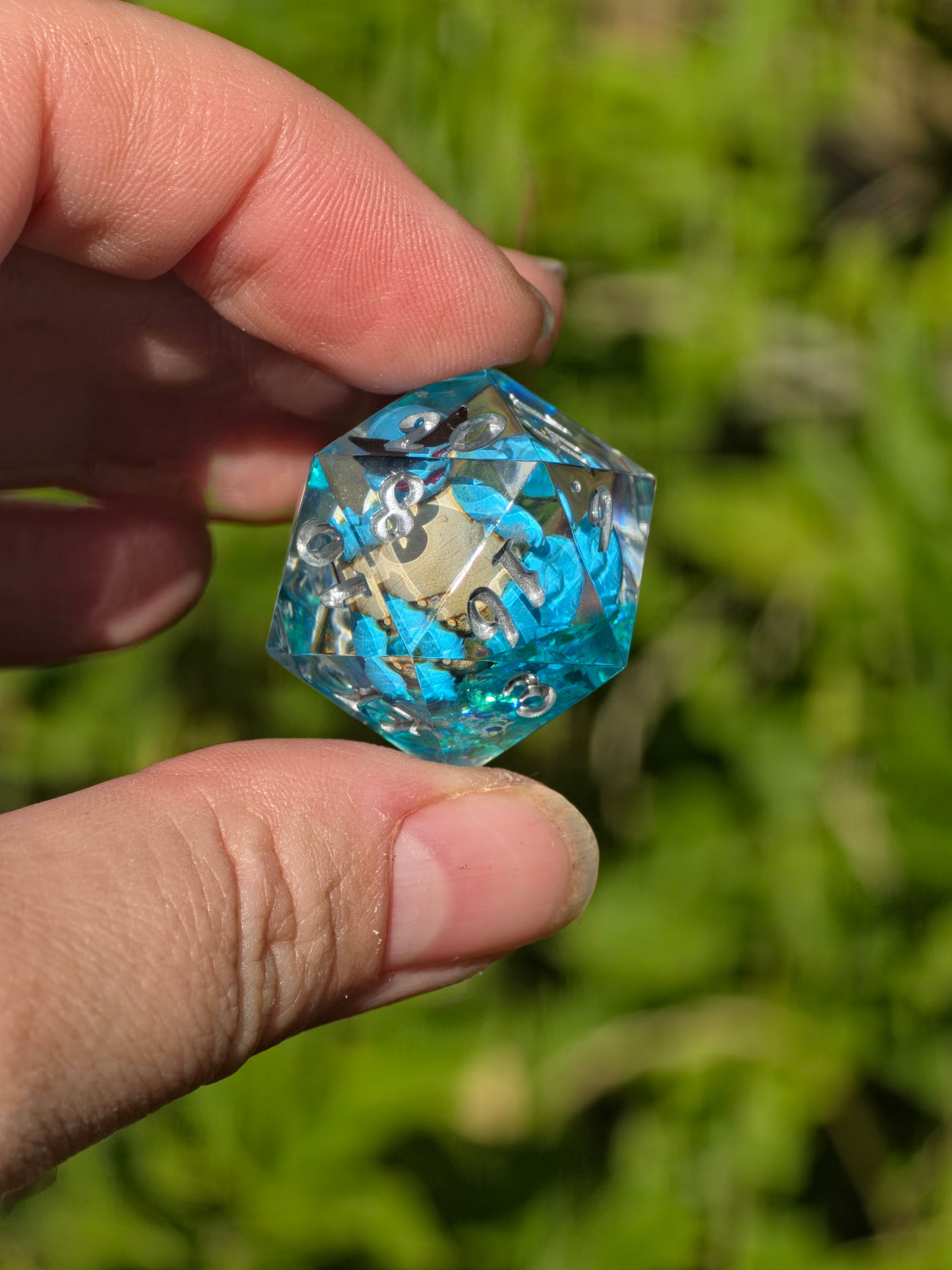 Shiggy – Crystal Splash D20 28 mm – Pokémon-inspirierter Resin Würfel mit Sonnenbrille | Himmelblaue Basis & Silberne Zahlen
