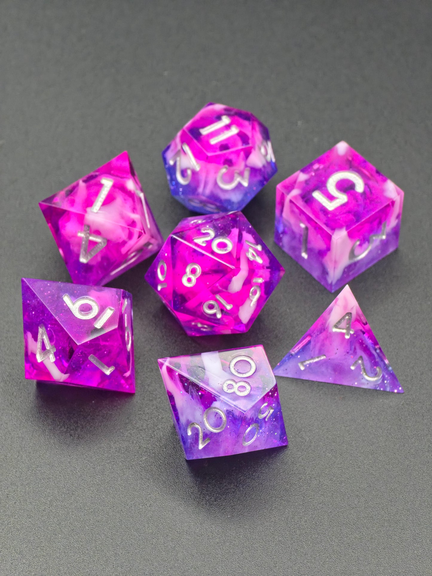 Astral Orchard – Handgemachtes DnD Würfelset violett rosa mit Petri Effekt und silbernen Zahlen | 7-teiliges Polyhedral Set | Resin Dice | TTRPG RPG Würfel