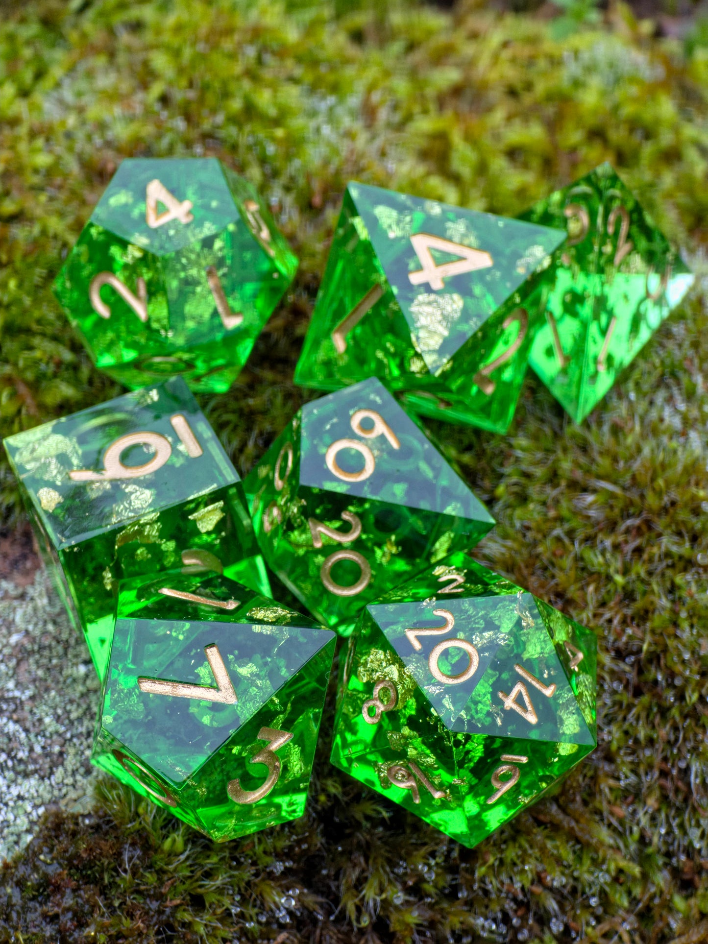 Polyedrisches Würfelset „Emerald Treasure“ – Handgemachte Resinwürfel in Smaragdgrün mit Goldflocken | DnD Dice Set Pen and Paper TTRPG | Edelstein Würfel mit Spiegelglanz