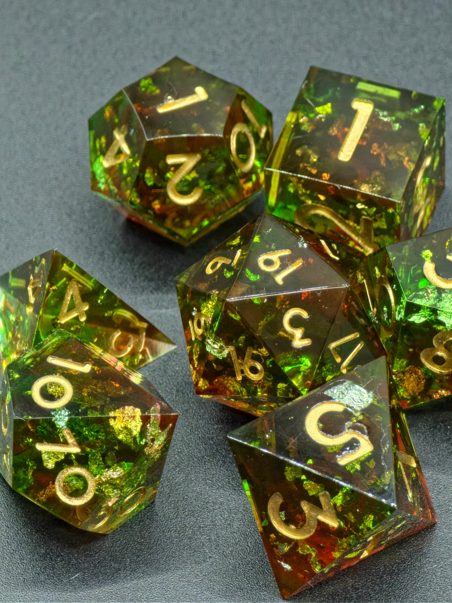 Polyedrisches Würfelset „Heart of the Forest“ – Handgemachte Resinwürfel in Rot-Grün mit Goldflocken | DnD Dice Set Pen and Paper TTRPG | Magisches Waldartefakt Würfelset