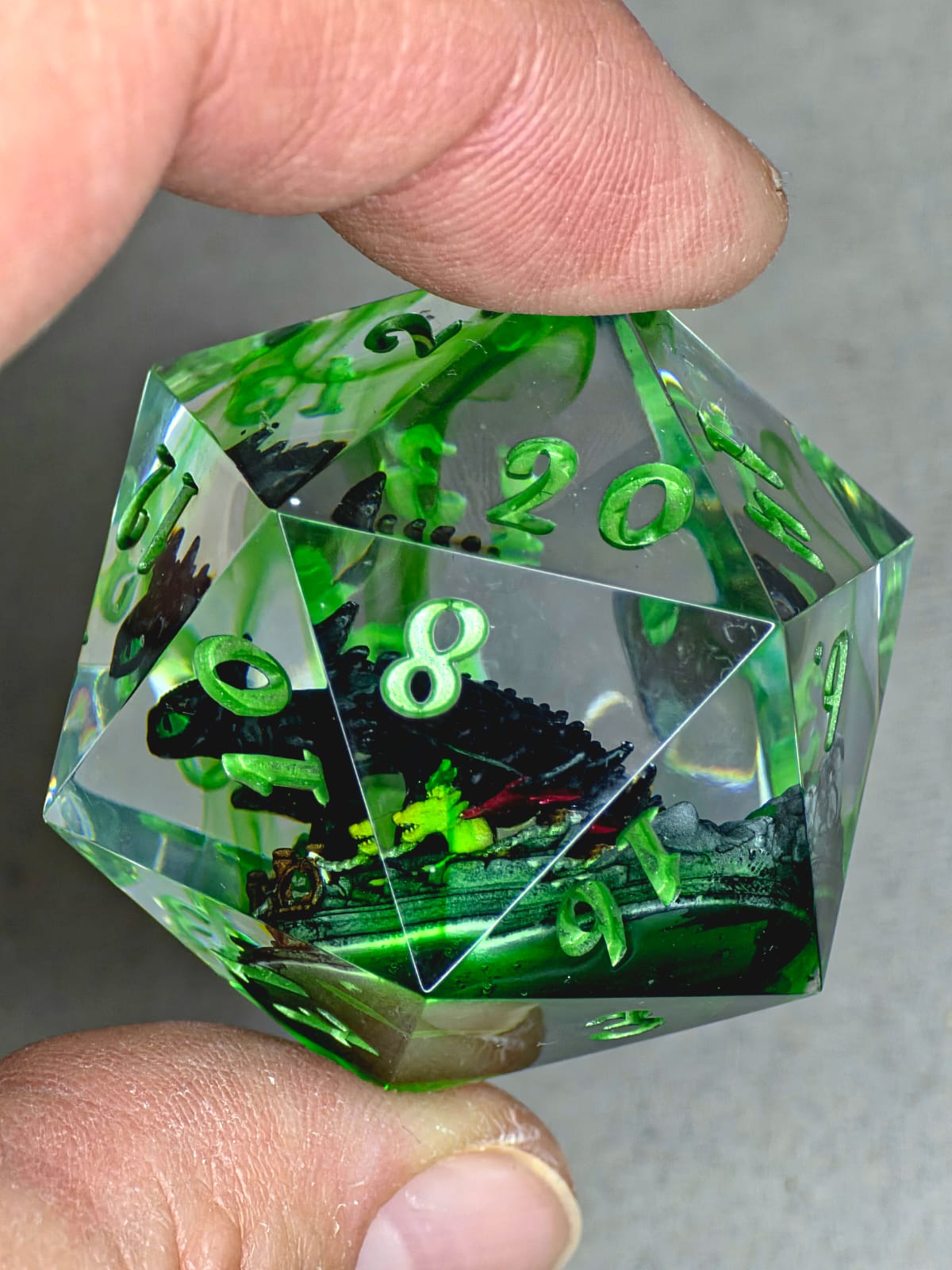 Nachtschatten D20 40mm – Handgemachter Resin Dragon Dice inspiriert von Ohnezahn aus How to Train Your Dragon, Schwarzer Drache Fantasy Würfel (Sarah)