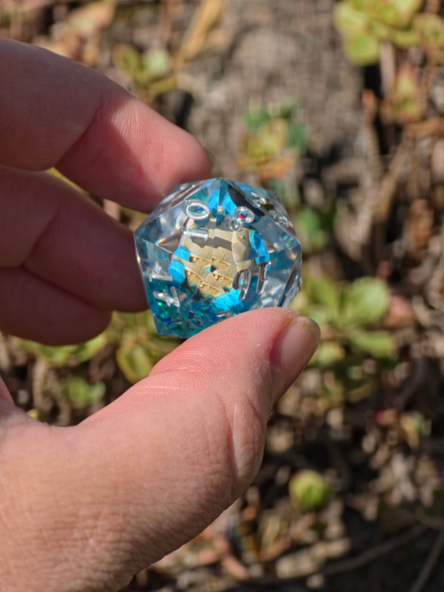 Shiggy – Crystal Splash D20 28 mm – Pokémon-inspirierter Resin Würfel mit Sonnenbrille | Himmelblaue Basis & Silberne Zahlen