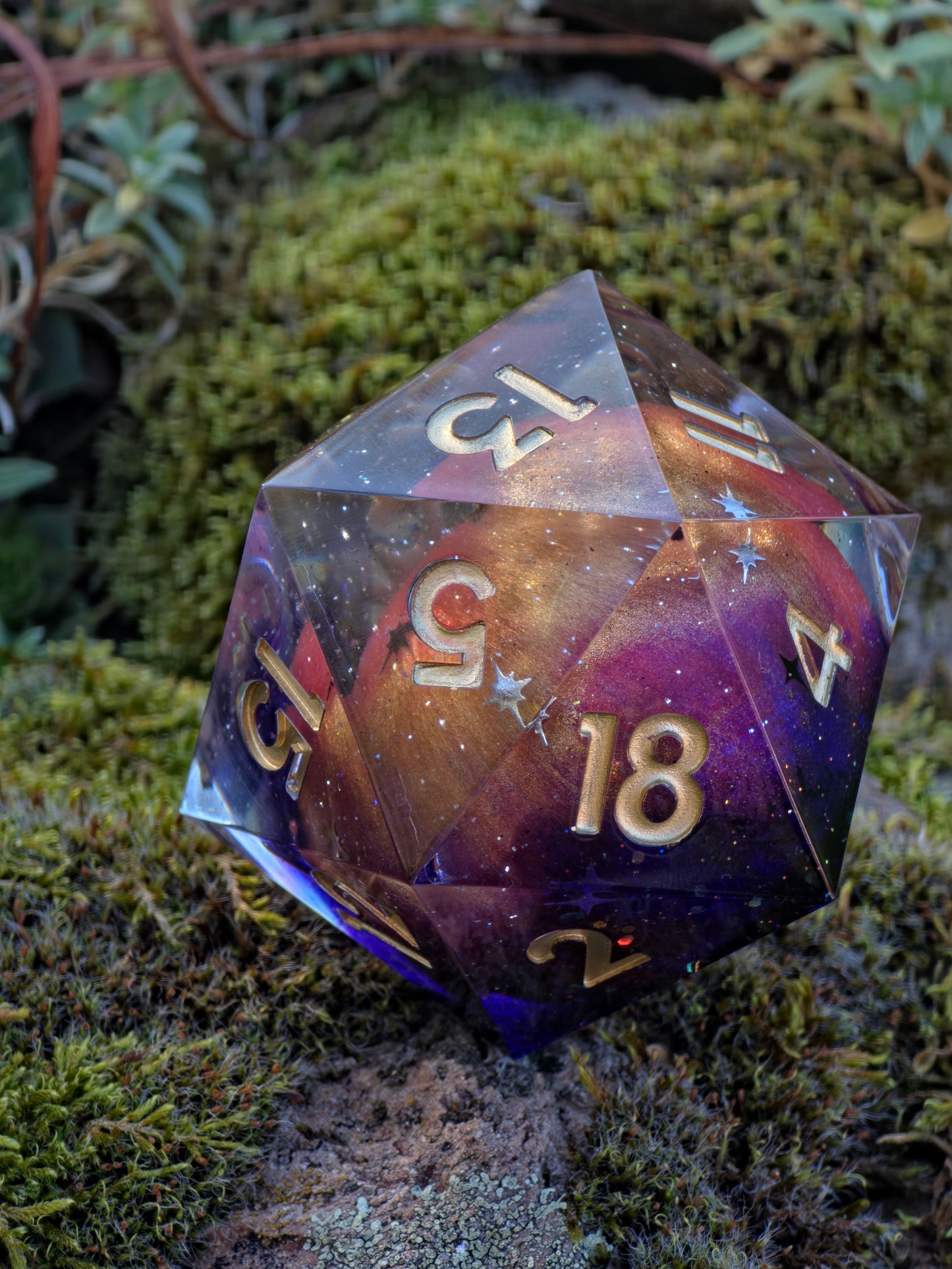 Polyedrischer D20 XL 55 mm – Planet Mars Dice | Handgemachter Resin Würfel mit Galaxie-Effekt & Goldzahlen | Universum Würfel für DnD, TTRPG