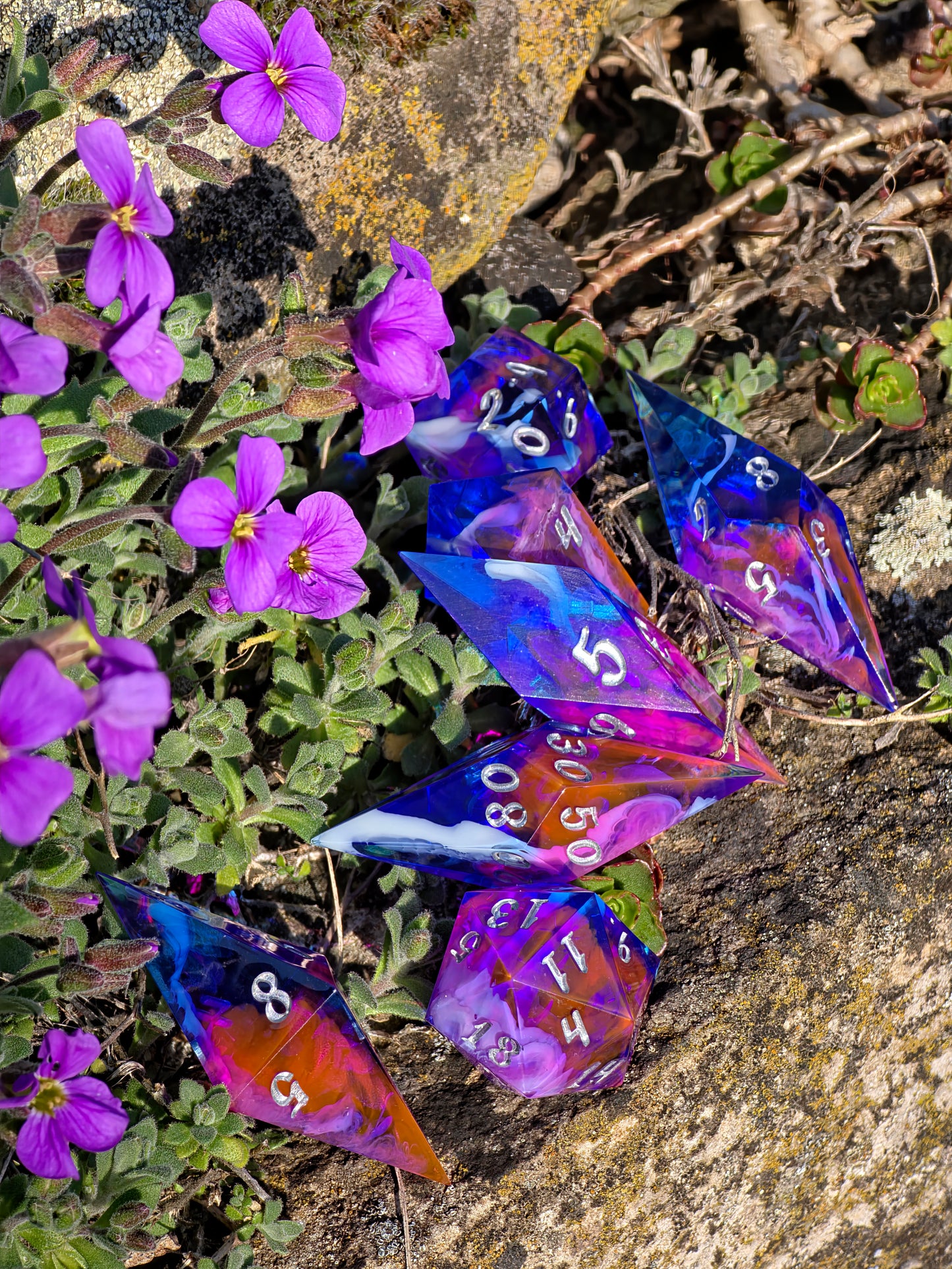 Elongated Dice Set „Neon Nebula“ – 7er Resin Würfelset mit Pink Blau Cloud Effekt, Sharp Edge DnD Dice, Fantasy TTRPG Würfel, Handmade Dice