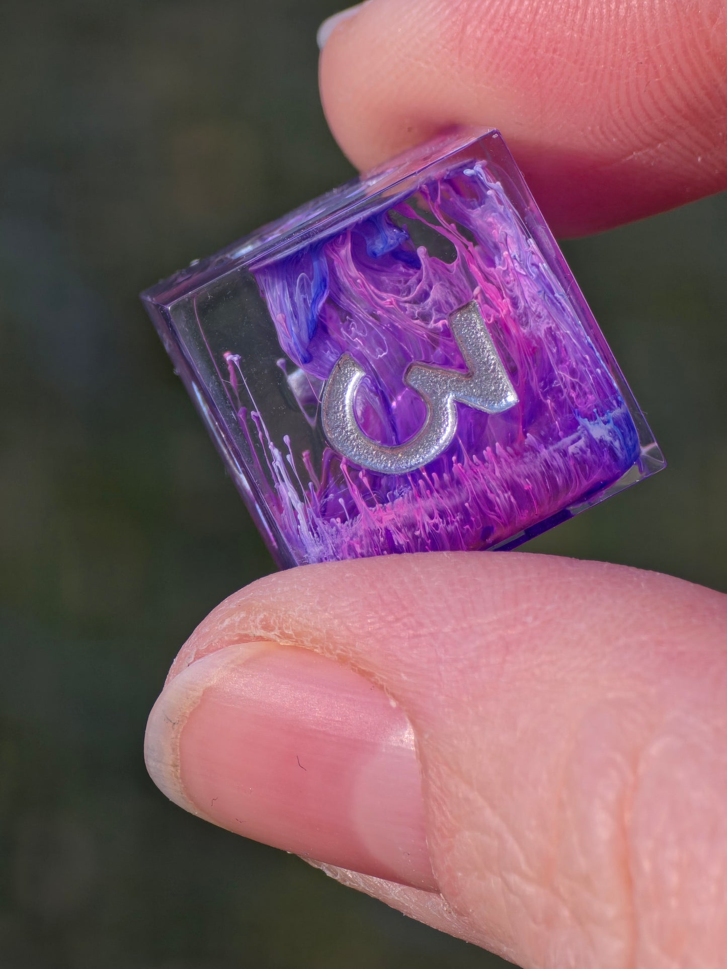 Handgemachtes DnD Würfelset Petri Effekt Pink Lila Blau | Sharp Edge Resin Dice Set 7-teilig | Silber Zahlen TTRPG