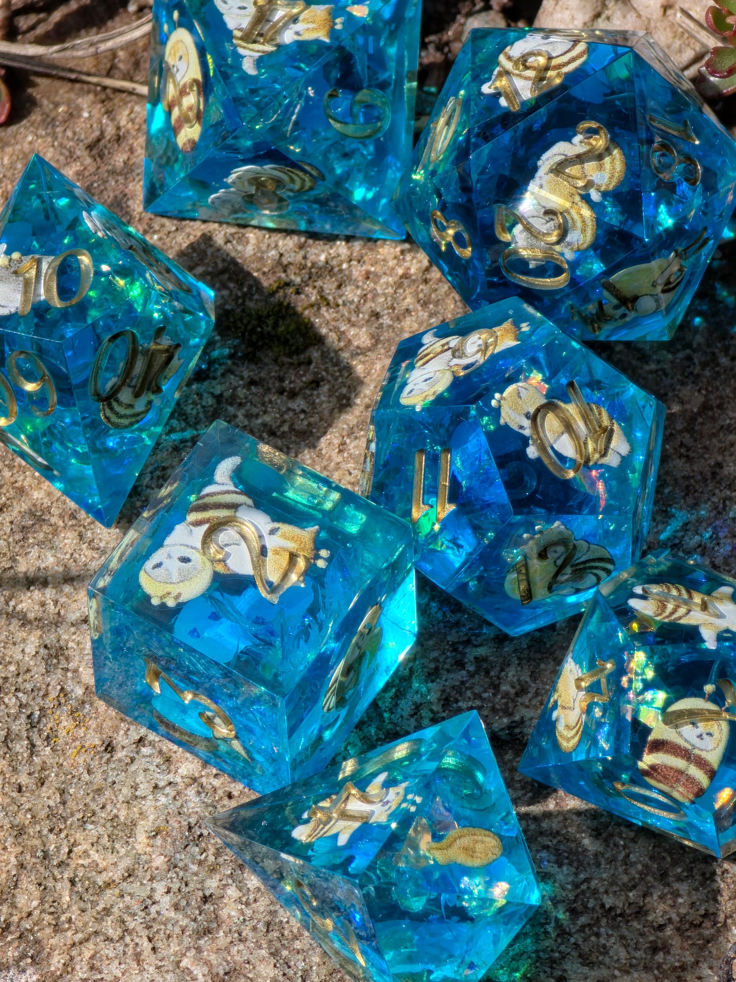 Bee Cat Dice Set – Süße Resin DnD Würfel mit Katzen & Bienen, 7er TTRPG Dice Set, Cute Handmade Dice, Fantasy Dice Set