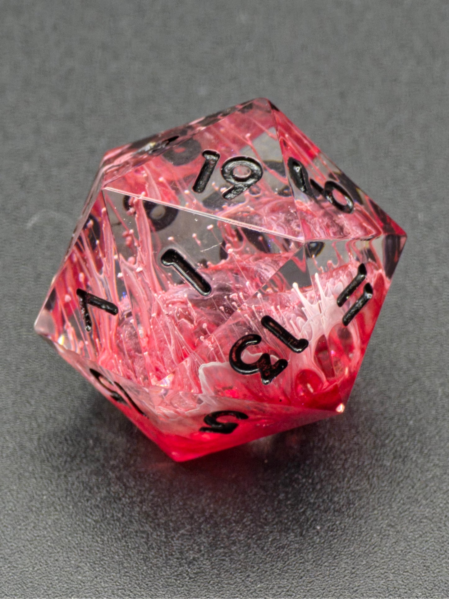 Crimson Veins – Einzelner D20 Würfel (Standardgröße) mit Petri-Effekt | Handgemachter Resin D20 in Blutrot & Klar | DnD TTRPG Würfel