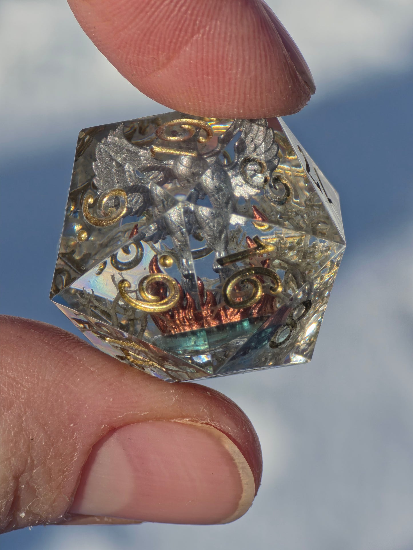 Würfelset „Asche des Ewigen Feuers“ – Handgemachtes Resin Dice Set mit Silbernem Phönix, Eiern & Kristallen | DnD TTRPG Würfel