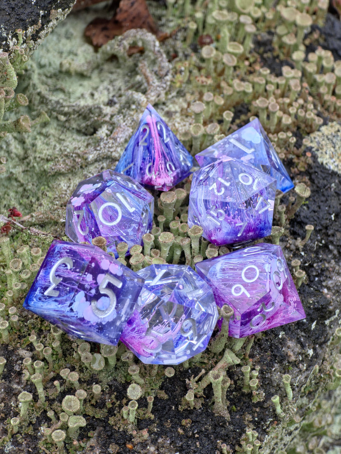 Nebula Bloom – Handgemachtes DnD Würfelset violett mit Petri Effekt und silbernen Zahlen | 7-teiliges Polyhedral Set | TTRPG Dice | Artisan Resin Dice