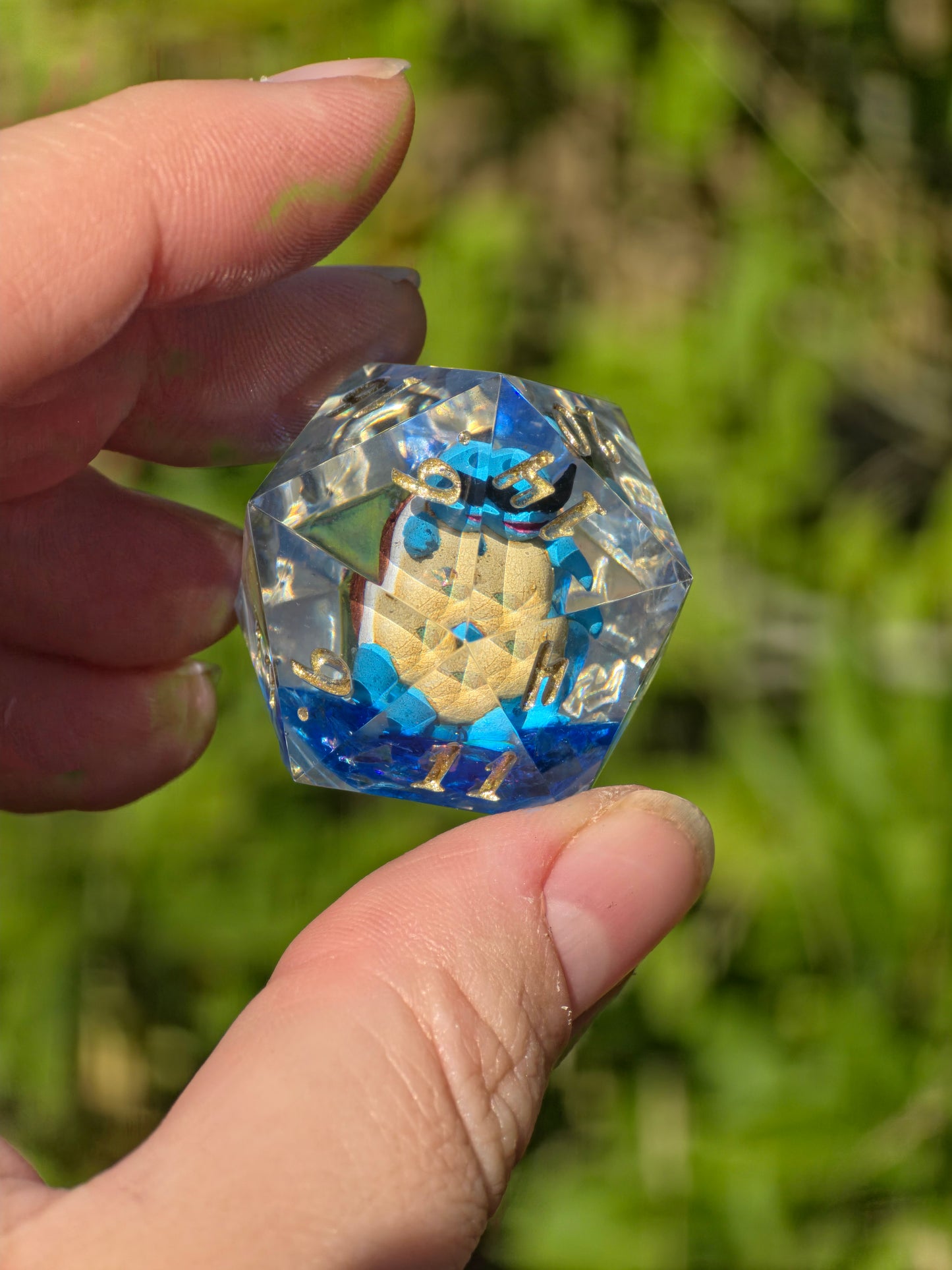 Shiggy – Summer Galaxy D20 35 mm – Pokémon-inspirierter Resin Würfel mit Sonnenbrille | Galaxy Design | Handgefertigter DnD Würfel