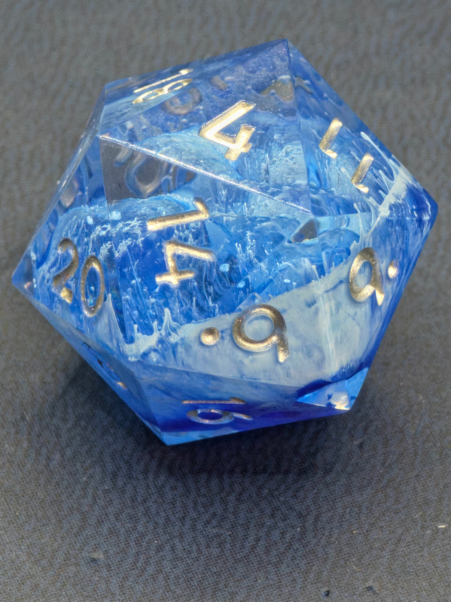 Polyedrischer Einzelner D20 „Stormsealed Core“ – Handgemachter Resinwürfel blau-weiß mit gefrorenem Sturm Effekt | Standardgröße | DnD Dice