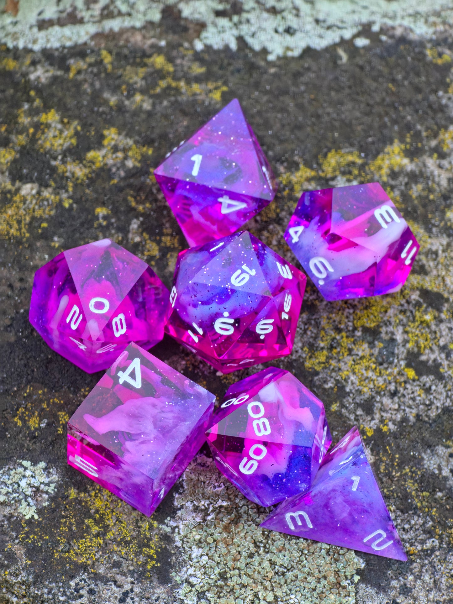 Polyedrisches Würfelset „Starflare Cloud Galaxy“ – Handgemachte Resinwürfel pink-violett mit Galaxy & Cloud Nebula Effekt | DnD Dice Set TTRPG