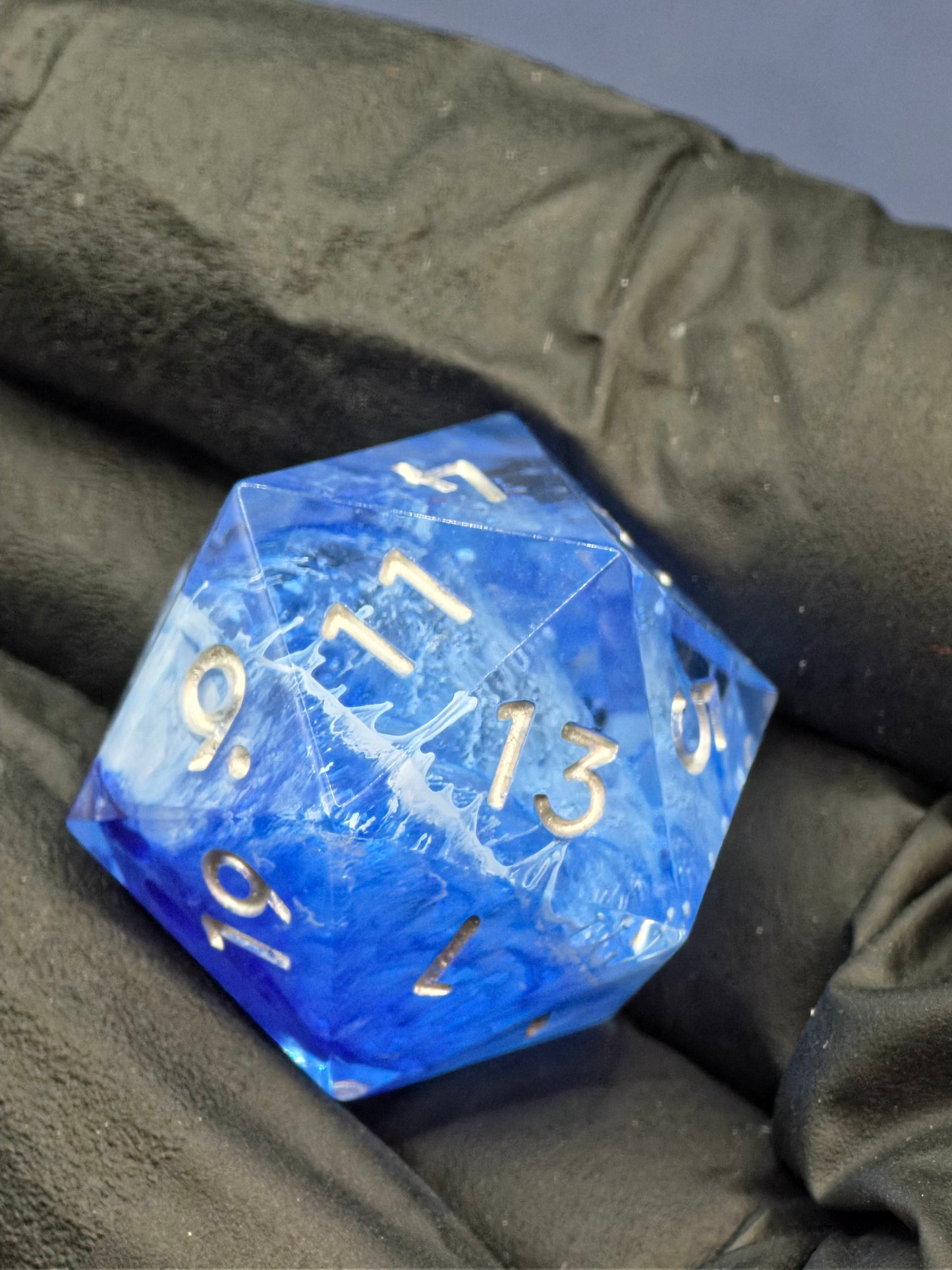 Polyedrischer Einzelner D20 „Stormsealed Core“ – Handgemachter Resinwürfel blau-weiß mit gefrorenem Sturm Effekt | Standardgröße | DnD Dice