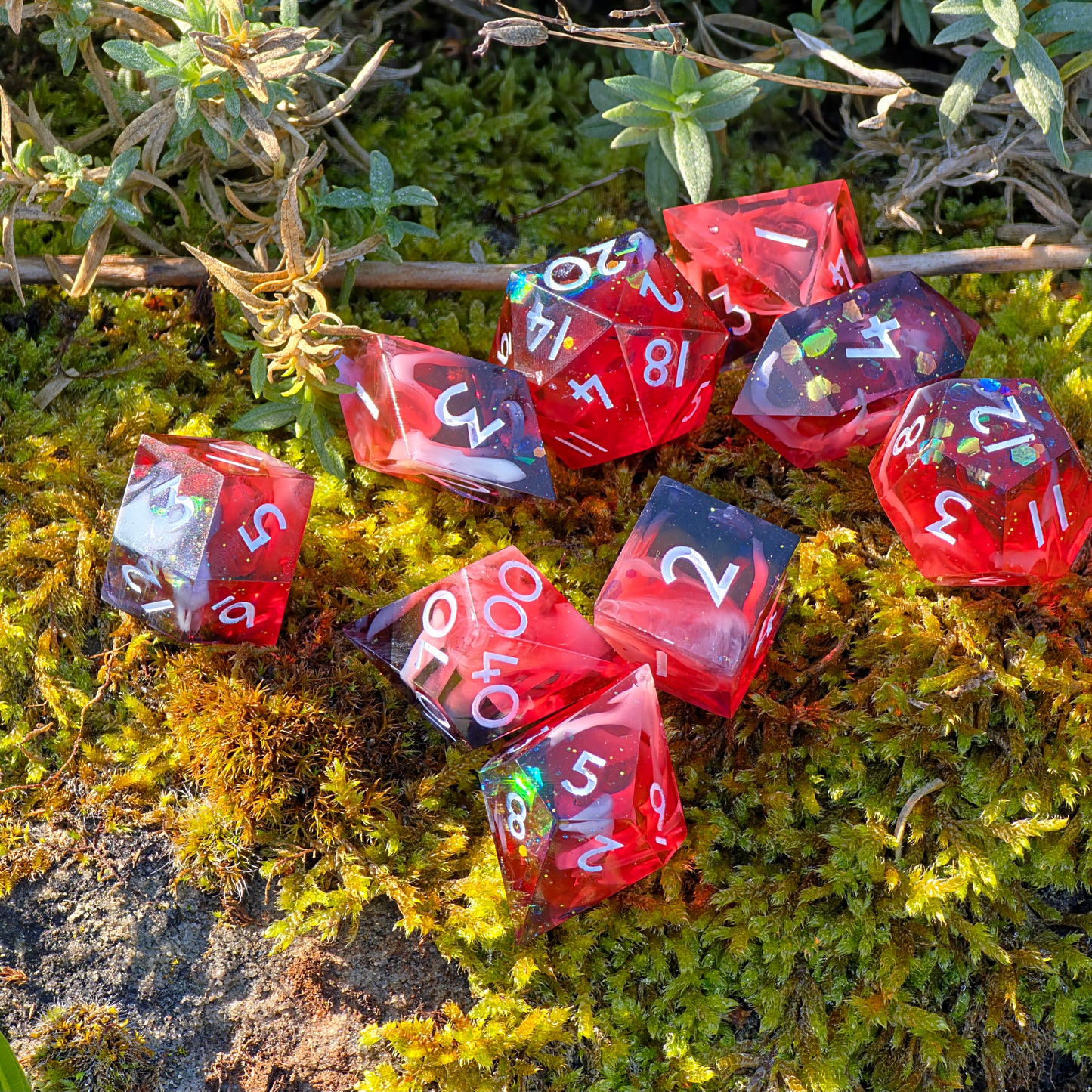 Polyedrische Blood & Mist Dice – inspiriert von Astarion aus Baldur’s Gate 3 Handmade DnD Dice Set 9 Stück – Blutrot, Weißer Nebel Schwarze Schatten