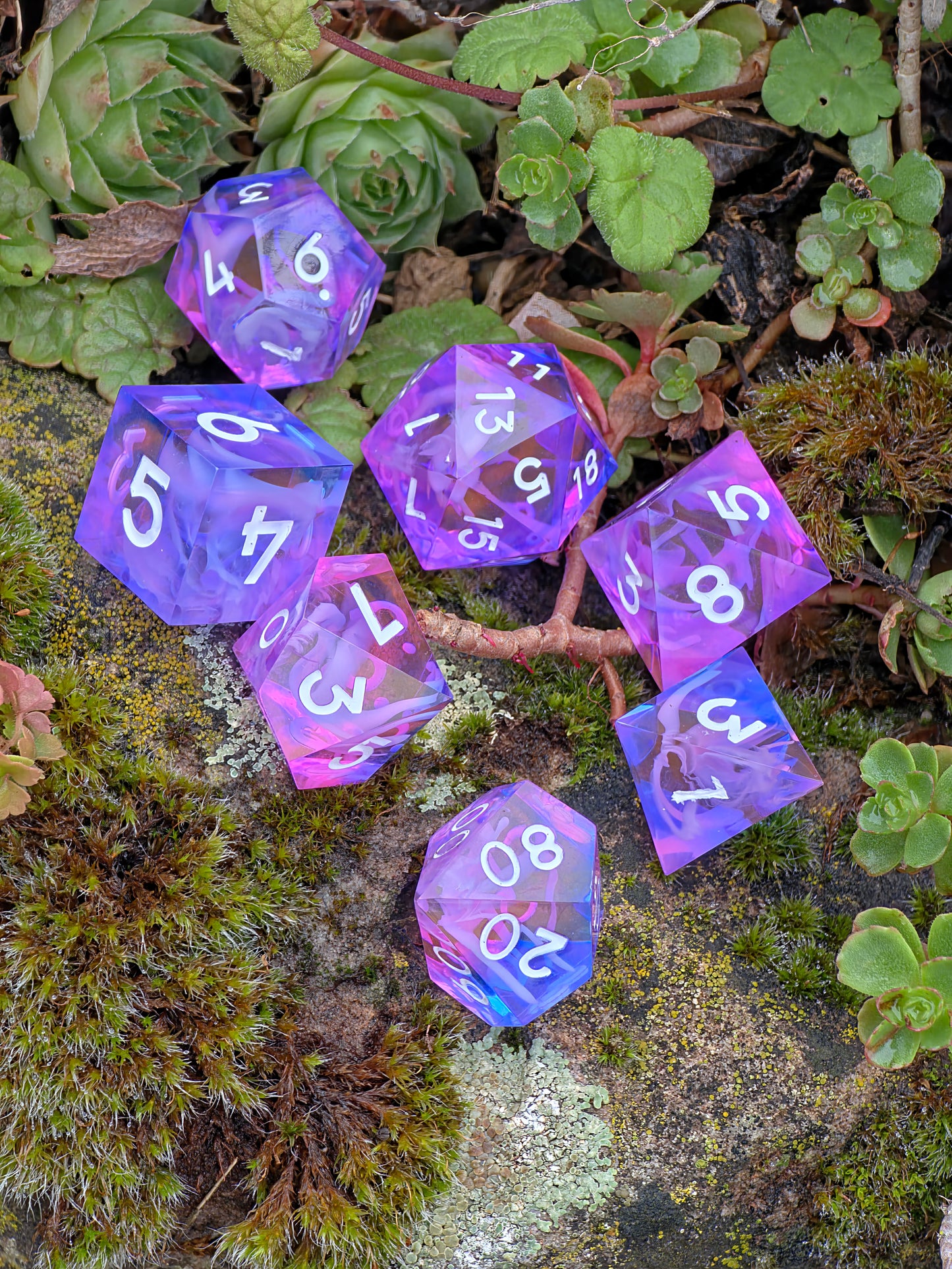 Polyedrischer Aurora DnD Würfelset 7 Stück – Cloud Nebula Mystic Blossom Dice | Handgemachte Resin Würfel in Lila Rosa Blau | TTRPG Fantasy