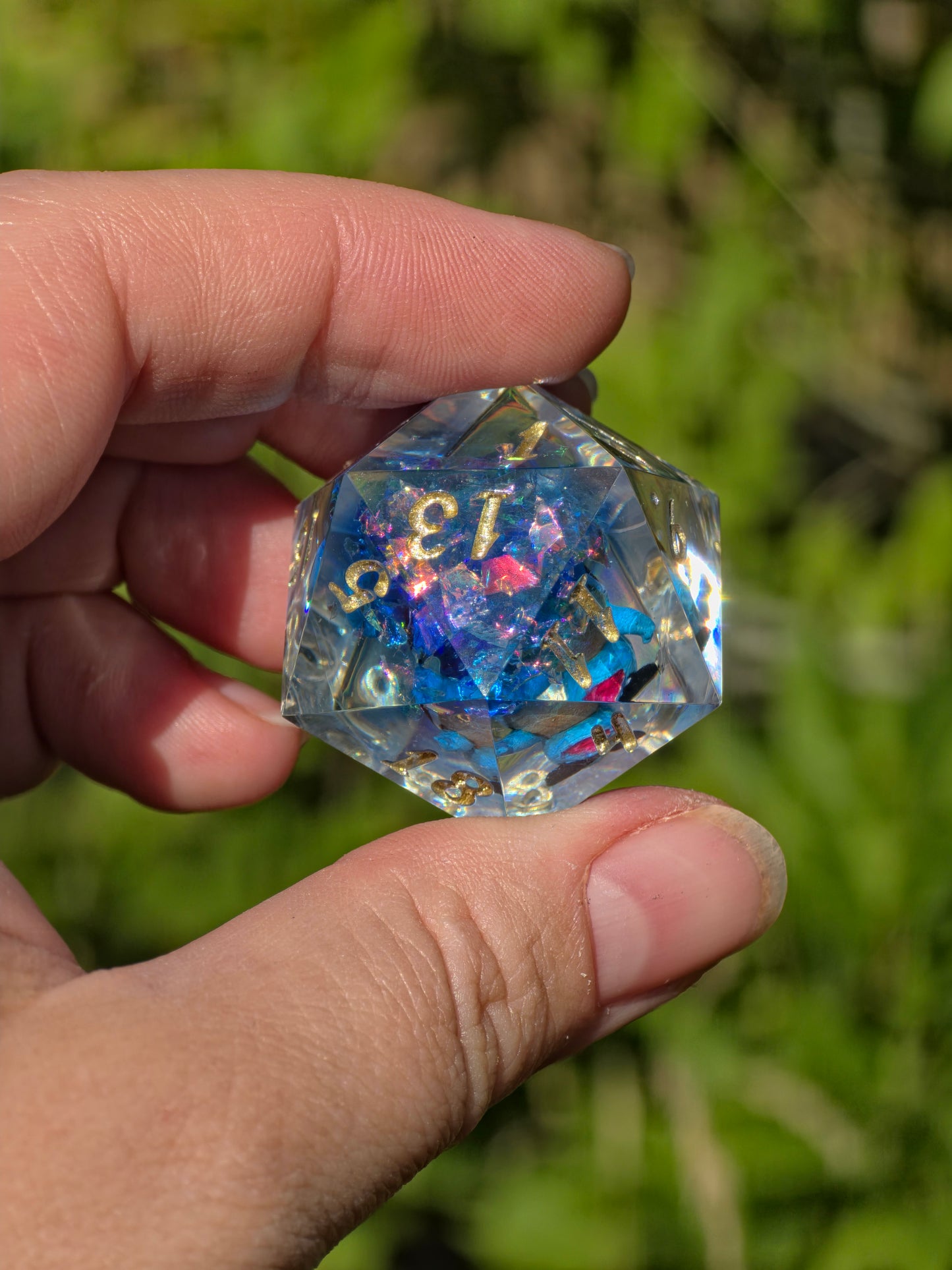 Shiggy – Summer Galaxy D20 35 mm – Pokémon-inspirierter Resin Würfel mit Sonnenbrille | Galaxy Design | Handgefertigter DnD Würfel