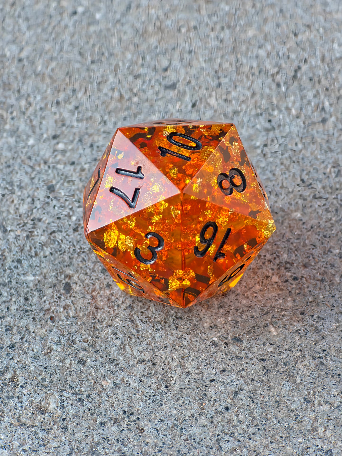 Chonk Polyedrischer D20 Würfel 35mm im Bernstein Stil – Handgemachter Large Resin Amber Dice für DnD, TTRPG & Sammler