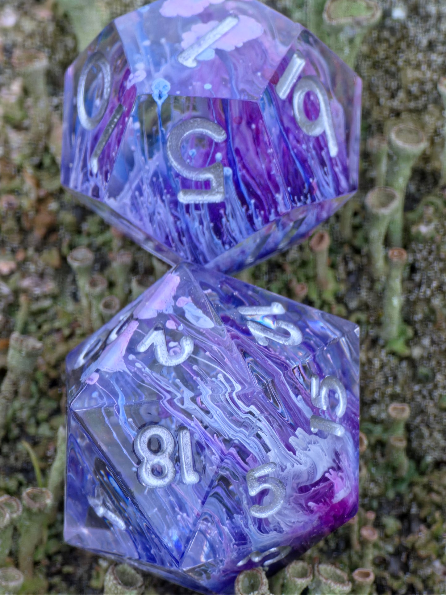 Nebula Bloom – Handgemachtes DnD Würfelset violett mit Petri Effekt und silbernen Zahlen | 7-teiliges Polyhedral Set | TTRPG Dice | Artisan Resin Dice