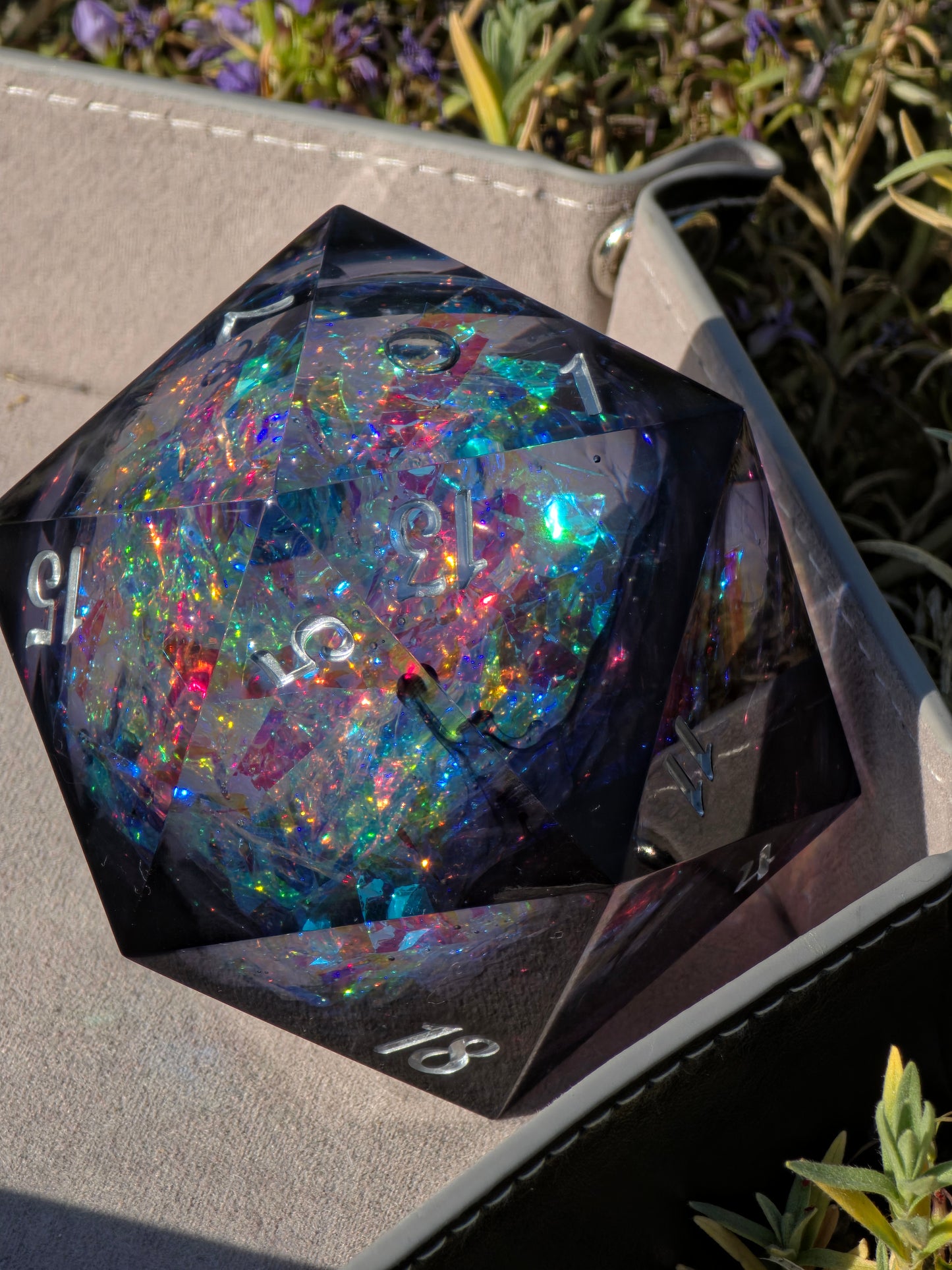 Eclipse Black Opal 65mm Black Opal Chonk D20 – Handgemachter Giant Dice mit Opal-Effekt, Sharp Edge Resin Würfel für DnD und Sammler (Anne)