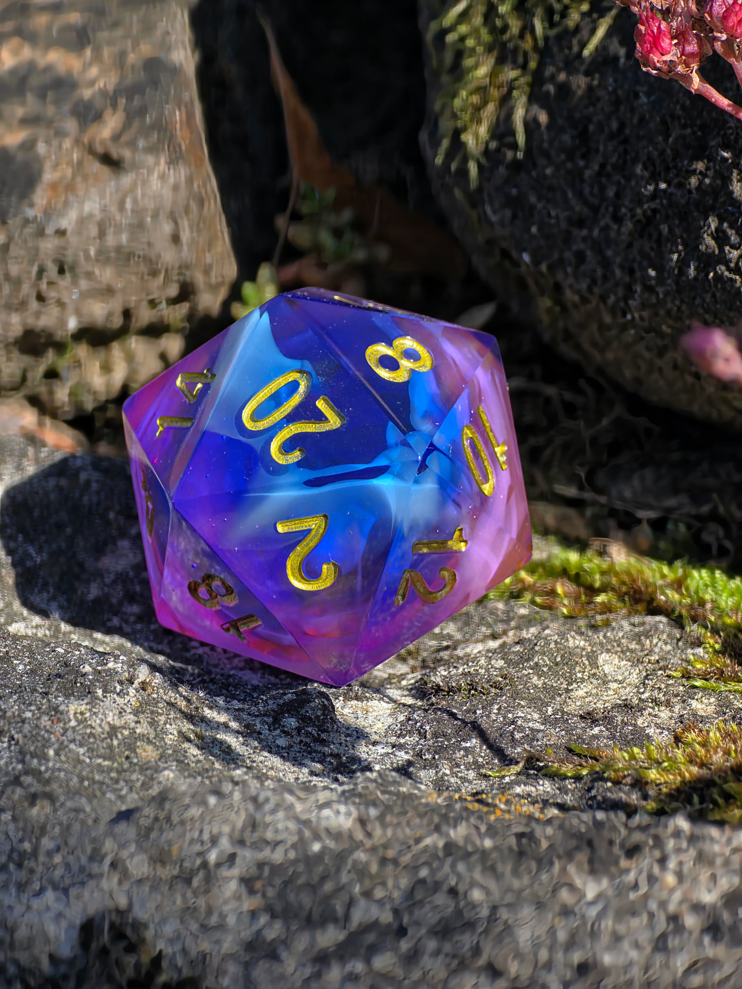 Polyedrischer Nebula Cloud D20 Würfel 35mm – L Format Chonk Dice | Handgemachter RPG Würfel in Blau & Violett, Galaxy Dice,dnd