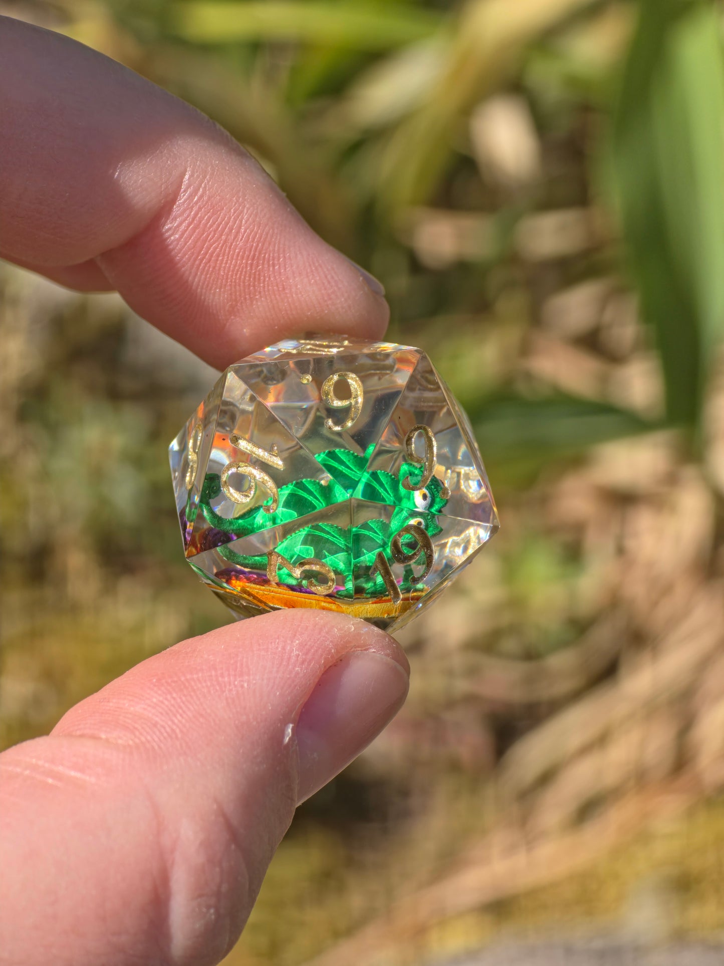 Pascal's Secret Garden D20 Dice – Tangled Inspired Resin D20 mit Pascal Chamäleon | Handgemachter Sharp Edge Würfel für DnD & RPG