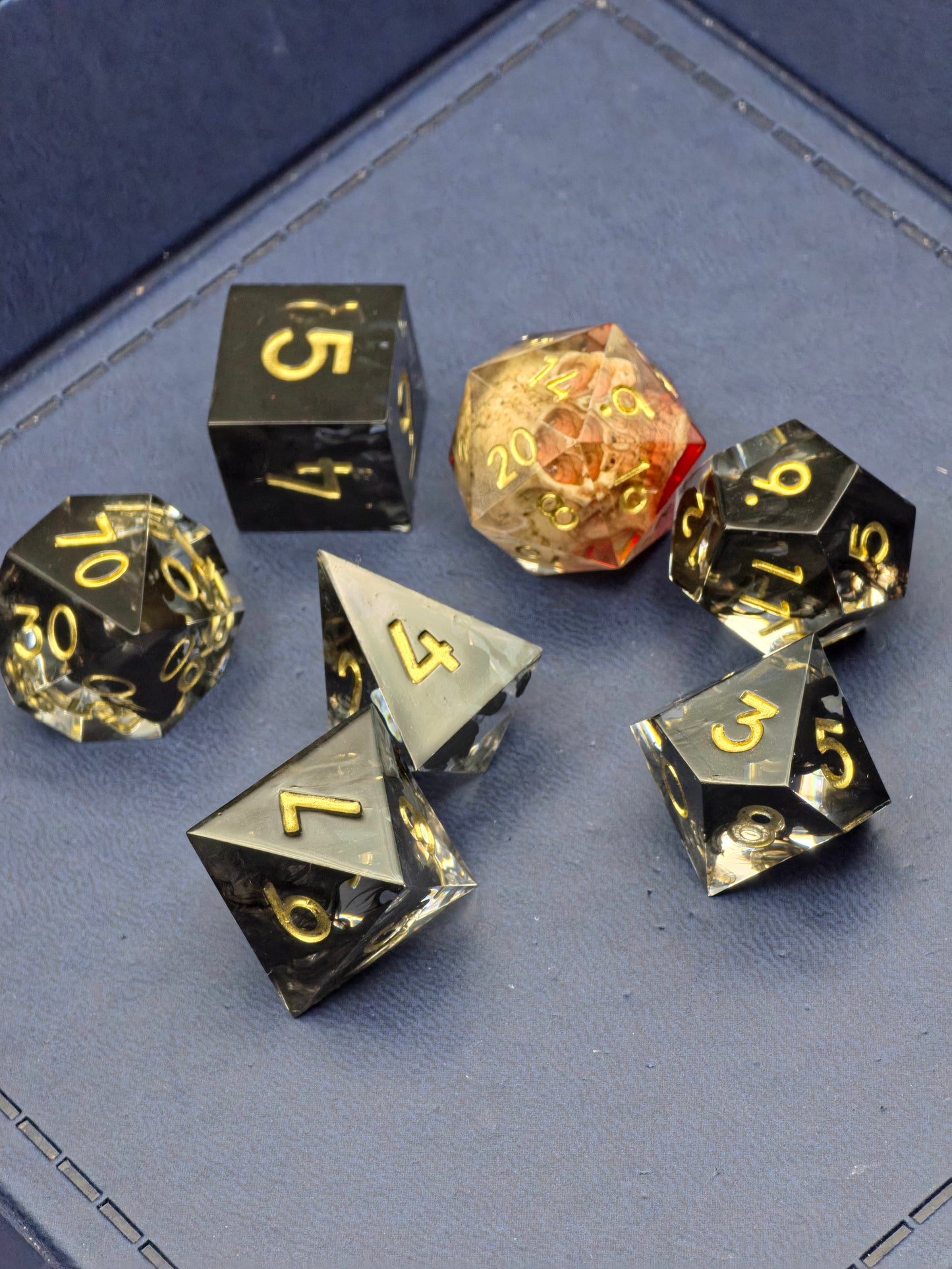 Relic of the Fallen – 7-teiliges DnD Würfelset mit eingebettetem Schädel im D20 | Schwarze Resinwürfel mit Goldzahlen | Polyhedral Dice Set TTRPG