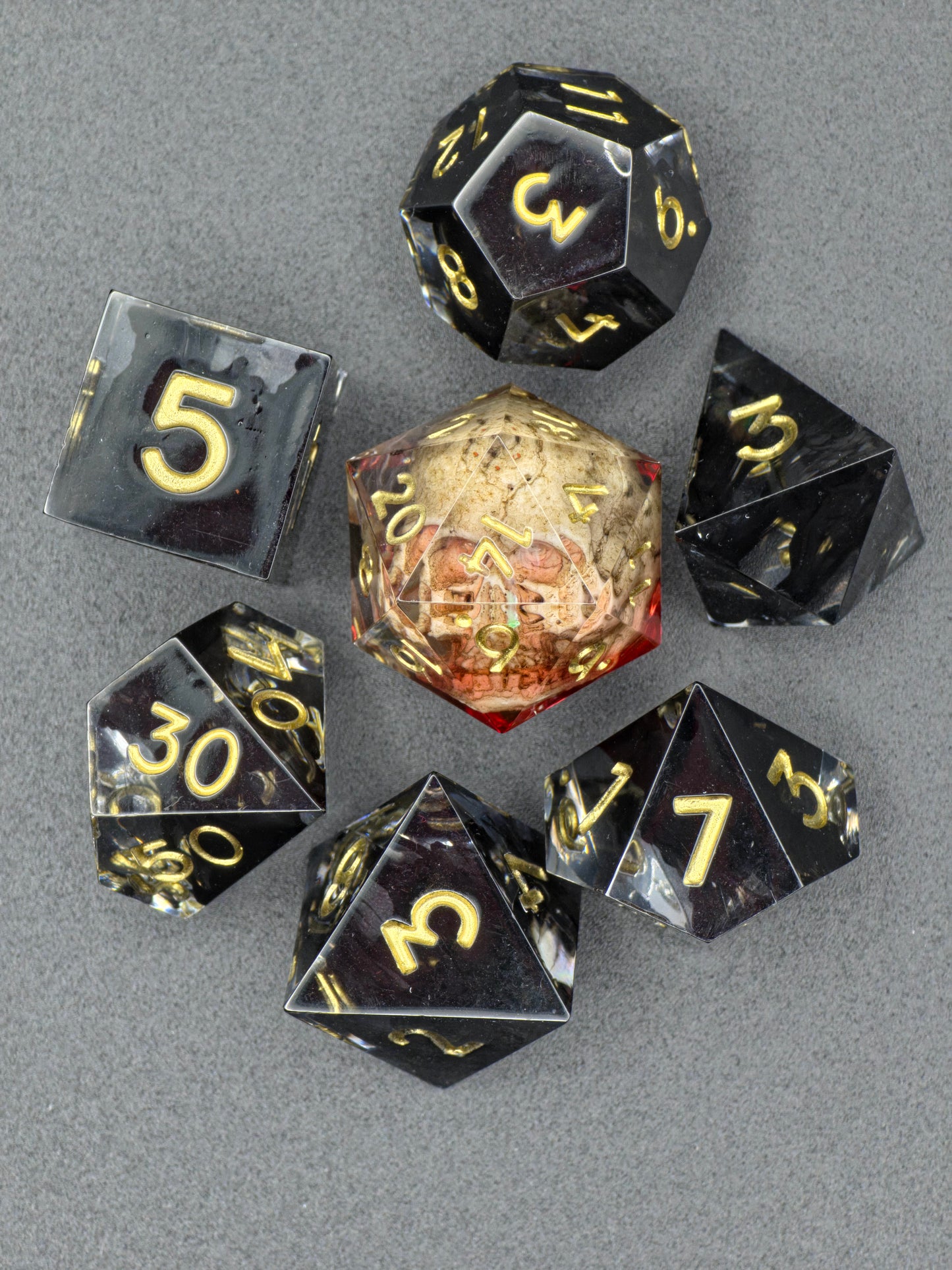 Relic of the Fallen – 7-teiliges DnD Würfelset mit eingebettetem Schädel im D20 | Schwarze Resinwürfel mit Goldzahlen | Polyhedral Dice Set TTRPG