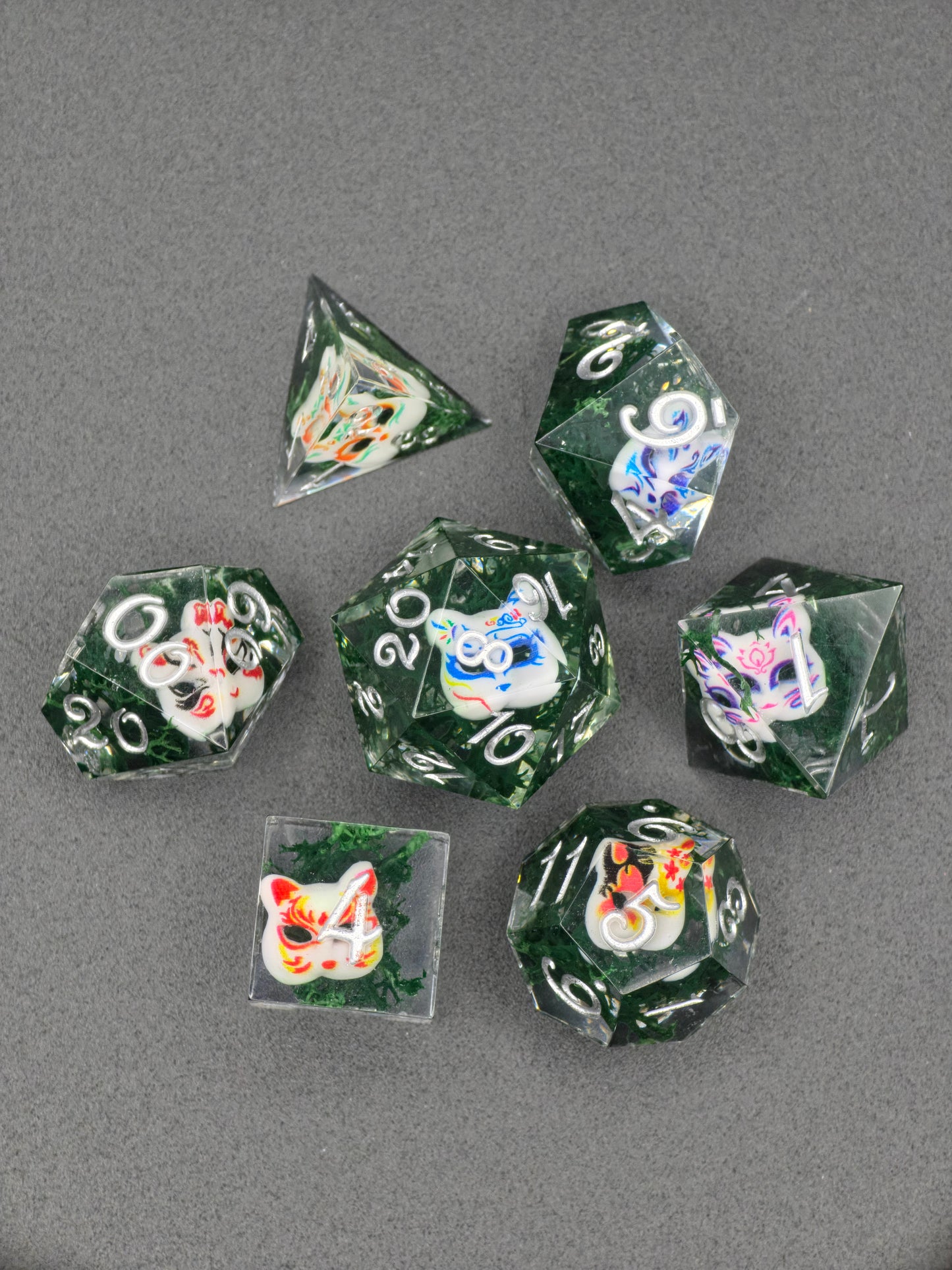 Kitsune Spirit Dice – Japanischer Fuchs Masken Würfelset | Klar Resin DnD Dice Set mit weißen Zahlen | Handmade TTRPG Würfel