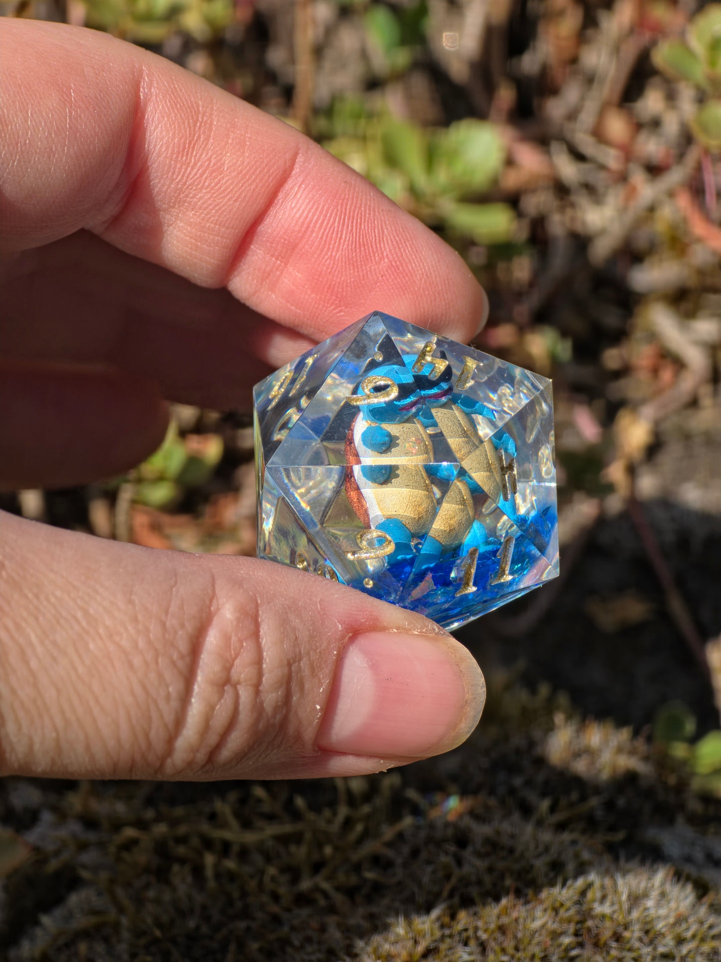 Shiggy – Summer Galaxy D20 35 mm – Pokémon-inspirierter Resin Würfel mit Sonnenbrille | Galaxy Design | Handgefertigter DnD Würfel