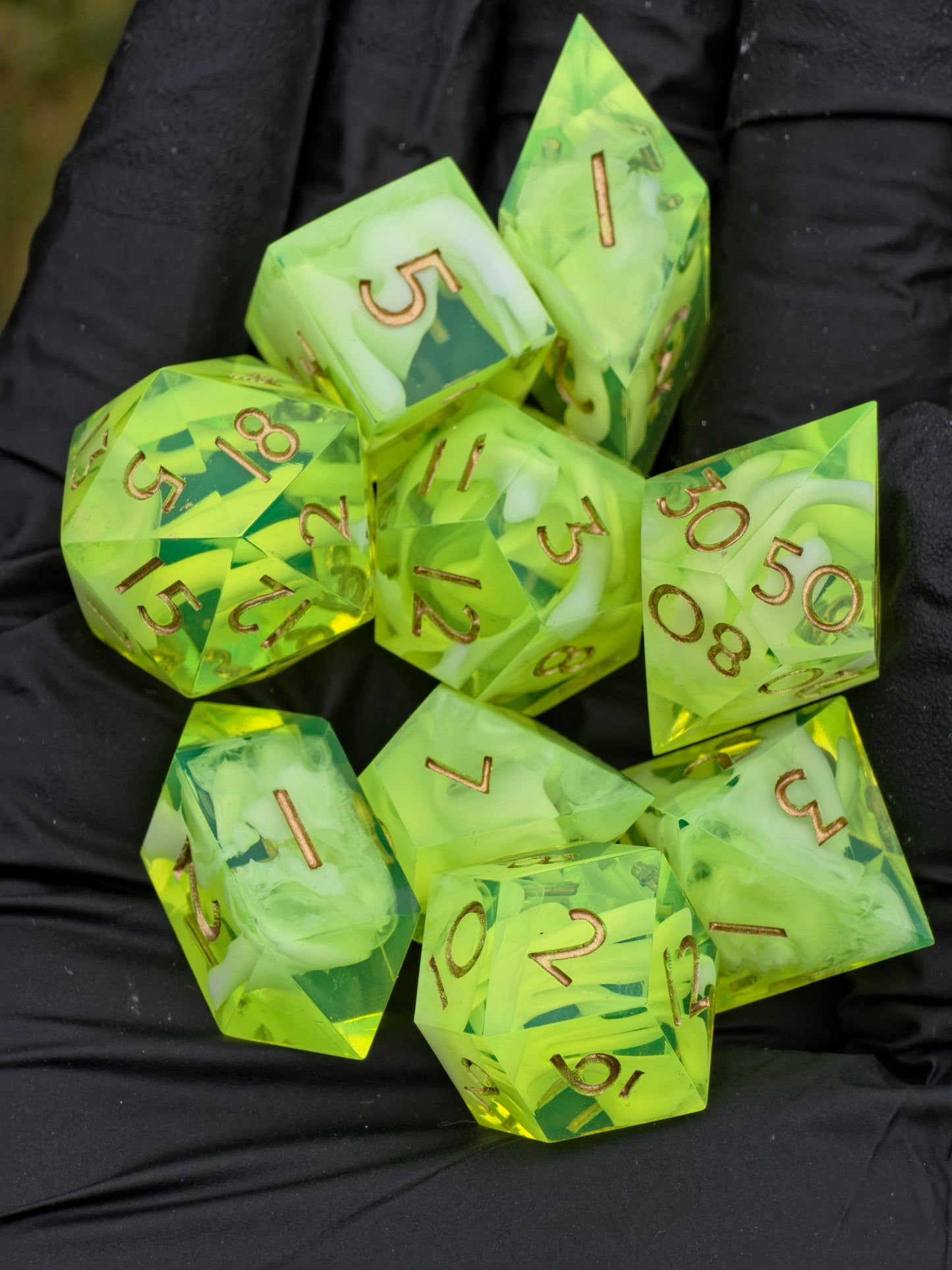 Polyedrisches Würfelset „Alchemist Cloud Nebula“ – Handgemachte Resinwürfel mit Cloud-Effekt & Goldzahlen | DnD Dice Set TTRPG