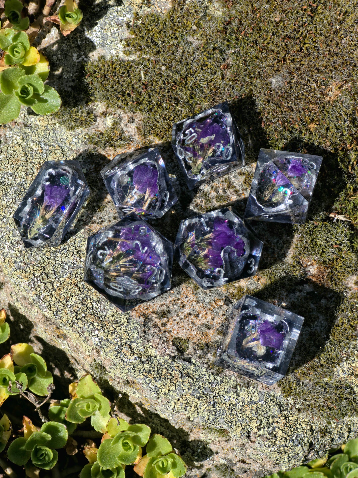 Midnight Amethyst Geode Flower Dice Set – Schwarze Kristallgeode mit violetten Blüten, Handgemachte Sharp Edge Resin Würfel, DnD Fantasy Dice