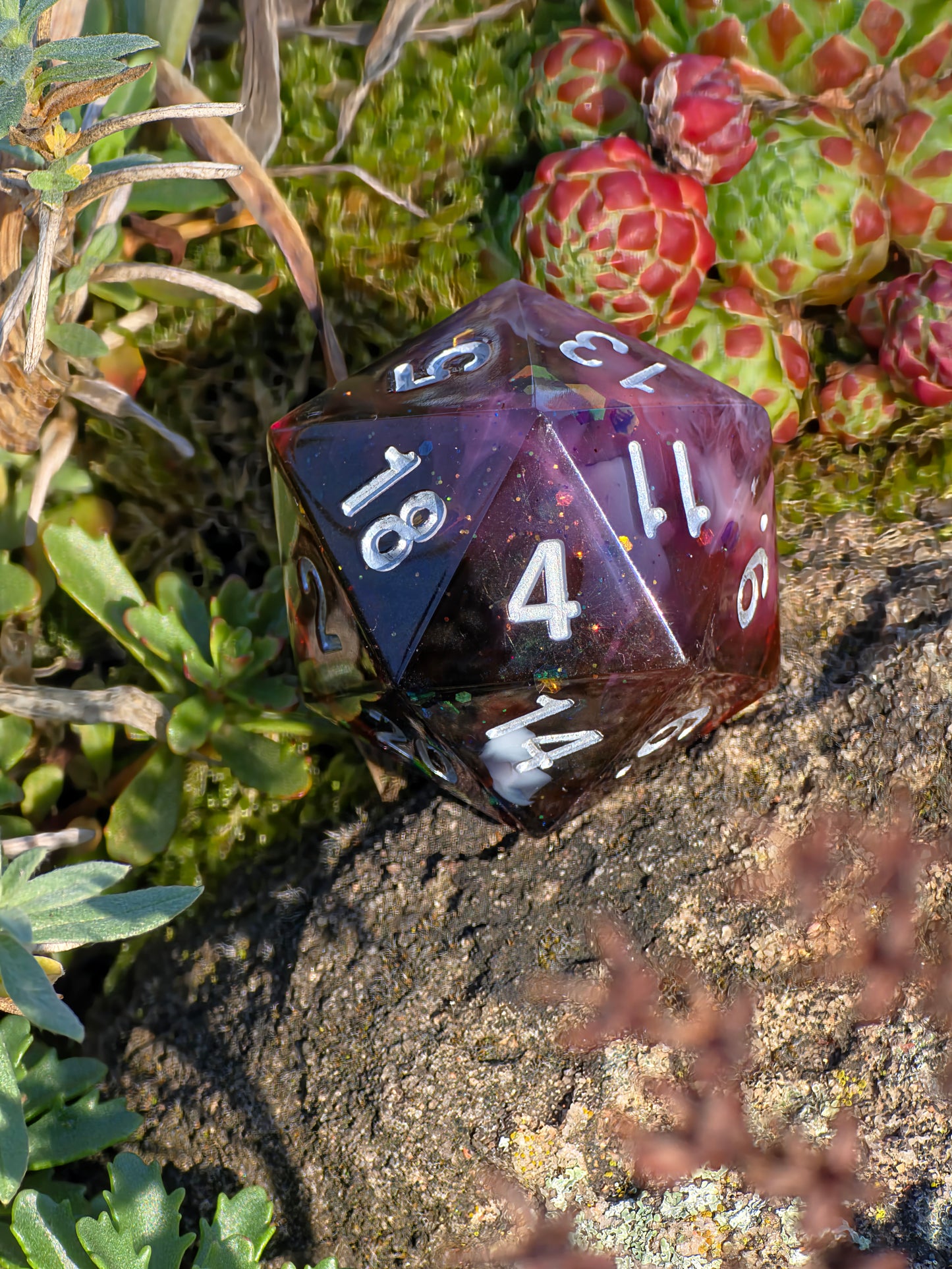Polyedrischer D20 Chonk Würfel 35mm – Blood & Mist Dice | Handmade DnD Würfel | Vampir Gothic Fantasy Dice – Rot, Weißer Nebel, Schwarz