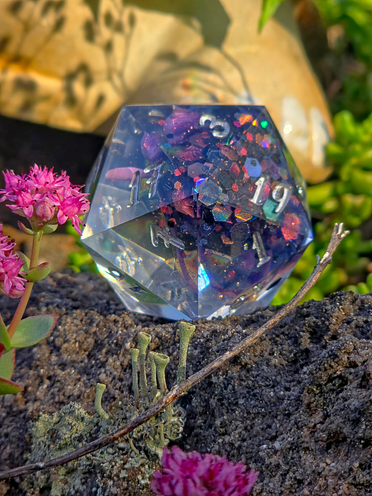 Mew – Psychic Galaxy D20 40 mm – Pokemon inspirierter Resin Würfel | Rosa Mew Miniatur, Galaxy Design & Metallic Silber