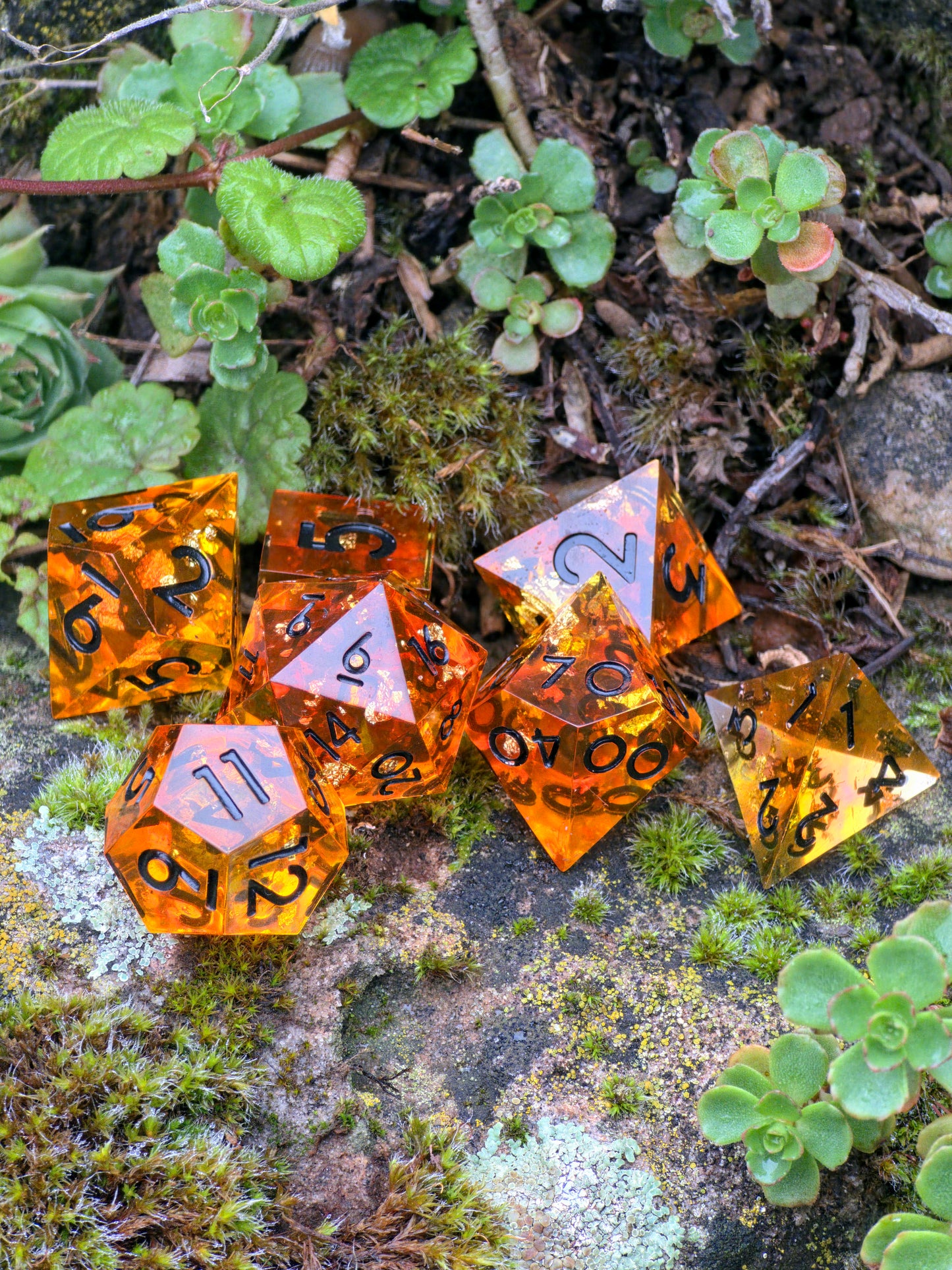Polyedrisches DnD-Würfelset 7 Stück – Amber Glow Dice Set | Handgemachte Resin Würfel in Gold Orange Transparent mit Bernstein-Stil | TTRPG