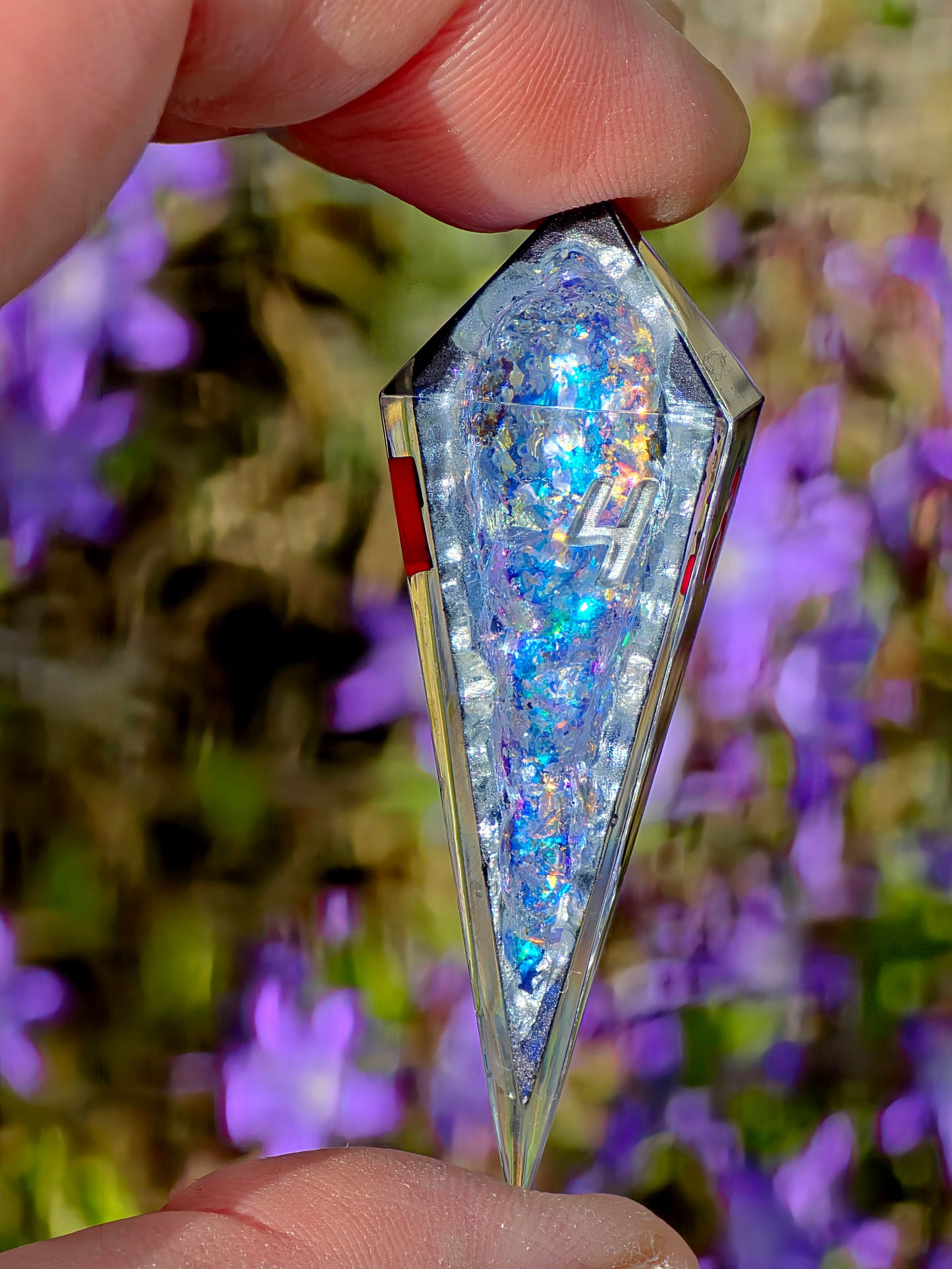 Geode Style Elongated Dice Set – Handgemachte Sharp Edge Würfel mit Opal-Kristallen, Rot-Silber Zahlen, Fantasy DnD Resin Dice (Eléras of Argent)