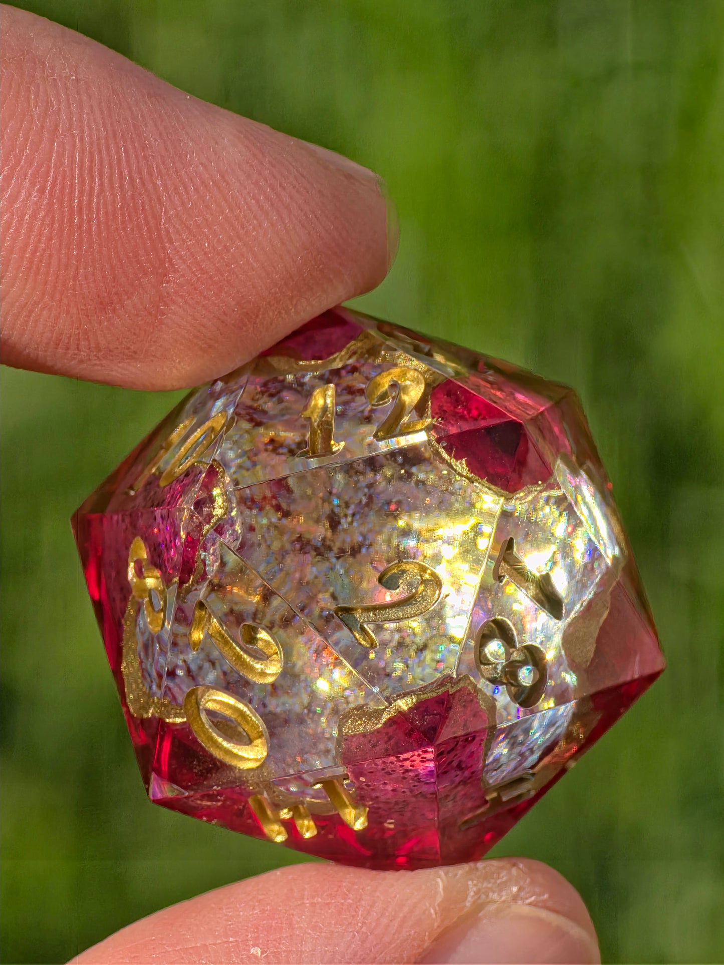Crimson Geode D20 – Magischer Handgemachter Resin Würfel mit Kristallkern, Pink Gold Fantasy Dice, Premium DnD Einzelstück