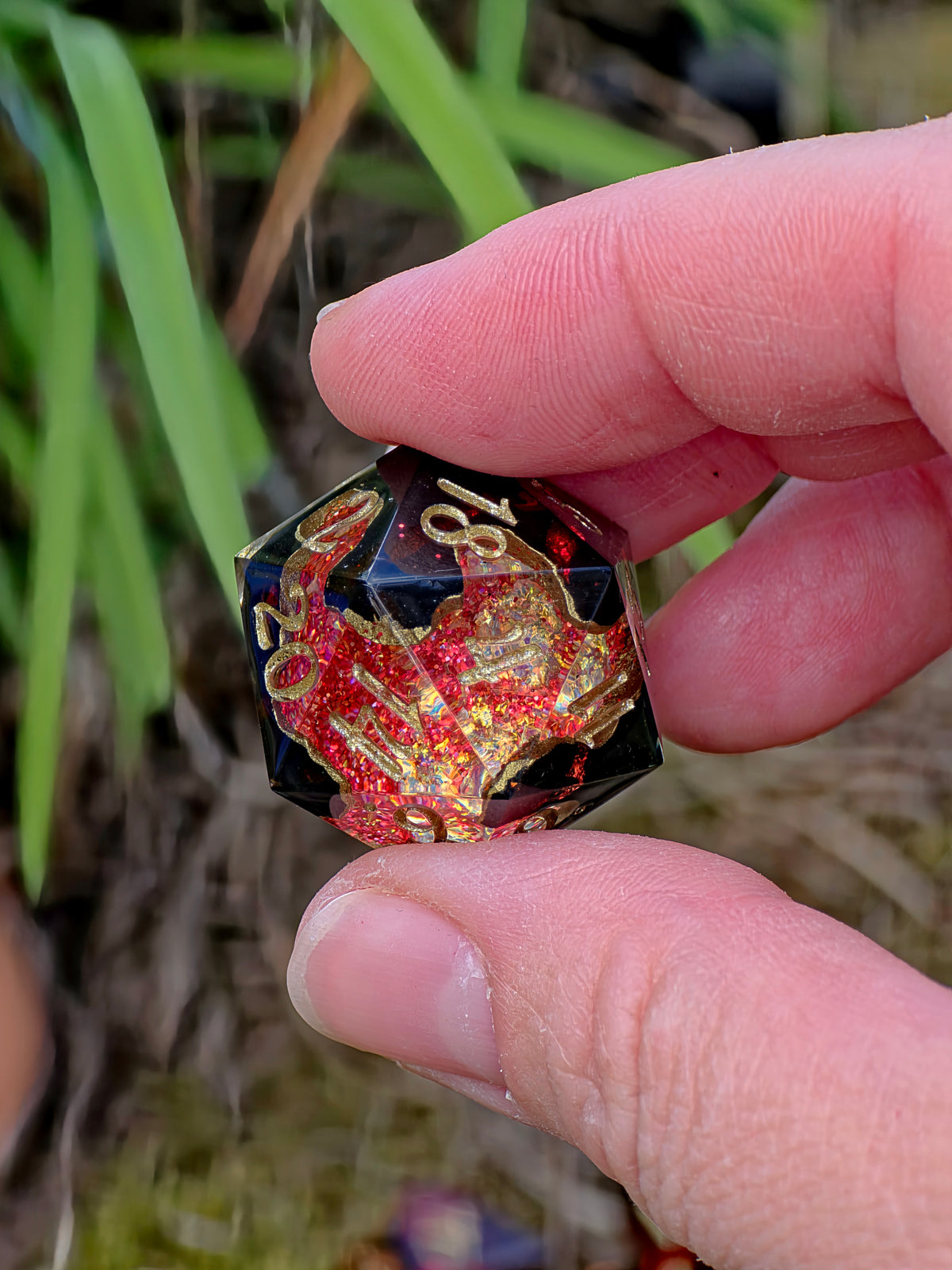 Crimson Inferno – Heart of the Volcano Ruby Lava Geode Würfelset – 7-teiliges DnD Dice Set | Rubinrote Resin Würfel mit Gold & schwarzen Wirbeln | Handmade Fantasy Dice