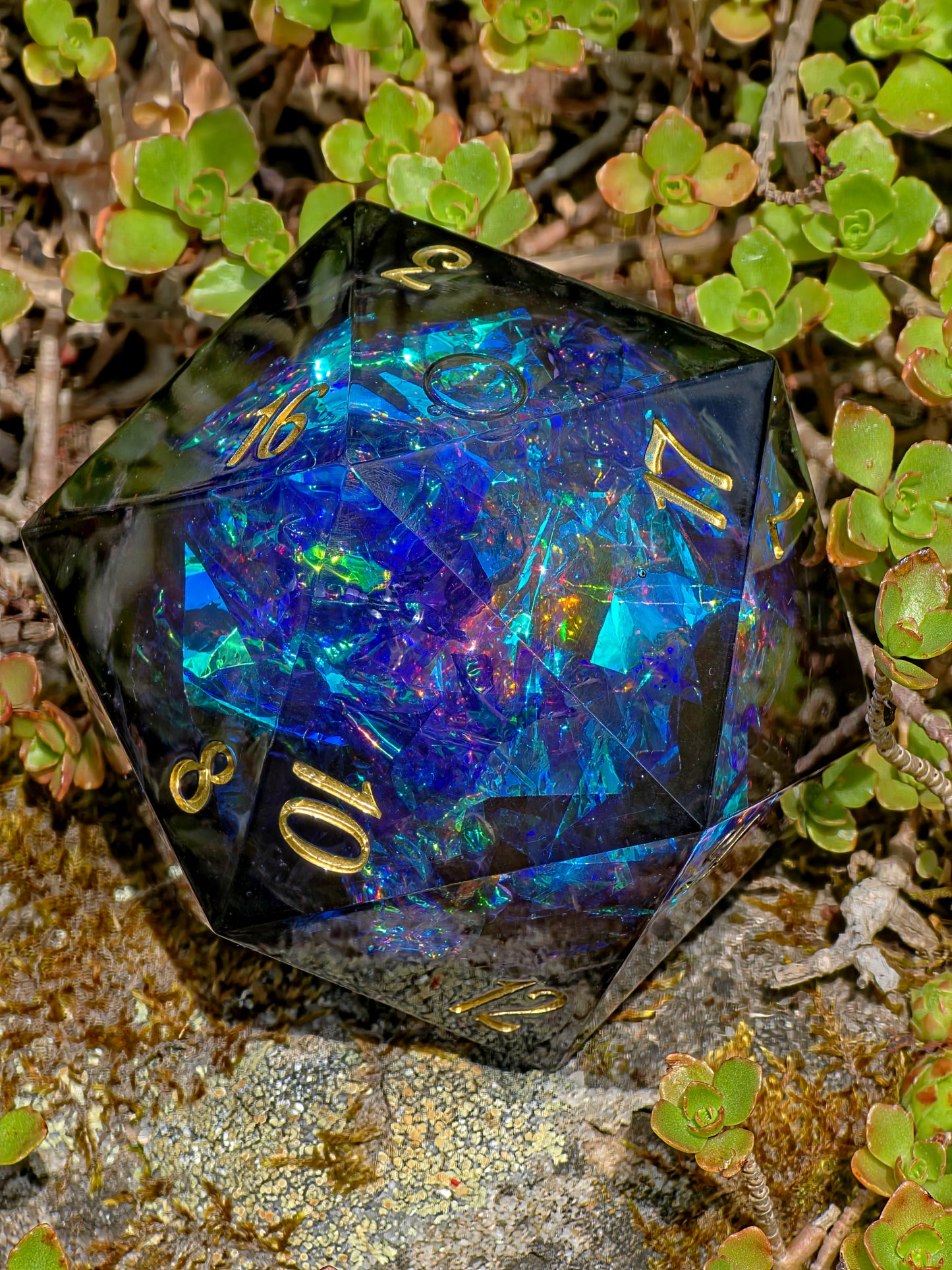 Voidheart Opal - Black Opal with Lilac Splash – 65 mm Chonk D20, Handgemachter Sharp Edge Resin Würfel (Lio)