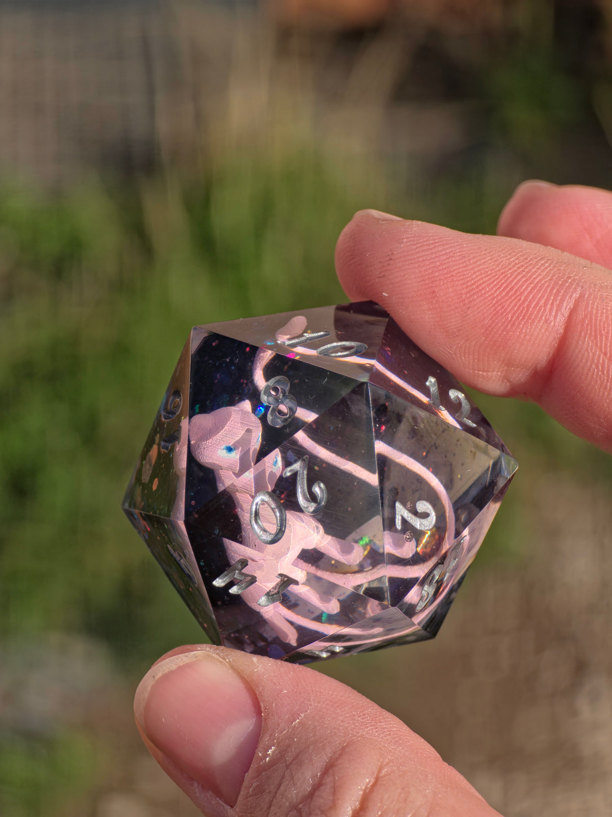 Mew – Psychic Galaxy D20 40 mm – Pokemon inspirierter Resin Würfel | Rosa Mew Miniatur, Galaxy Design & Metallic Silber