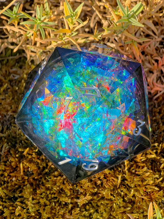 Eclipse Black Opal 65mm Black Opal Chonk D20 – Handgemachter Giant Dice mit Opal-Effekt, Sharp Edge Resin Würfel für DnD und Sammler (Anne)