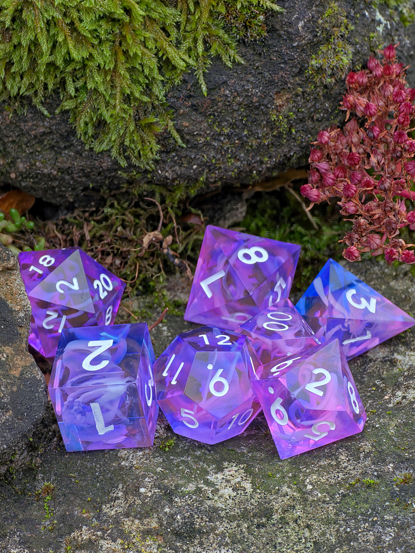 Polyedrischer Aurora DnD Würfelset 7 Stück – Cloud Nebula Mystic Blossom Dice | Handgemachte Resin Würfel in Lila Rosa Blau | TTRPG Fantasy