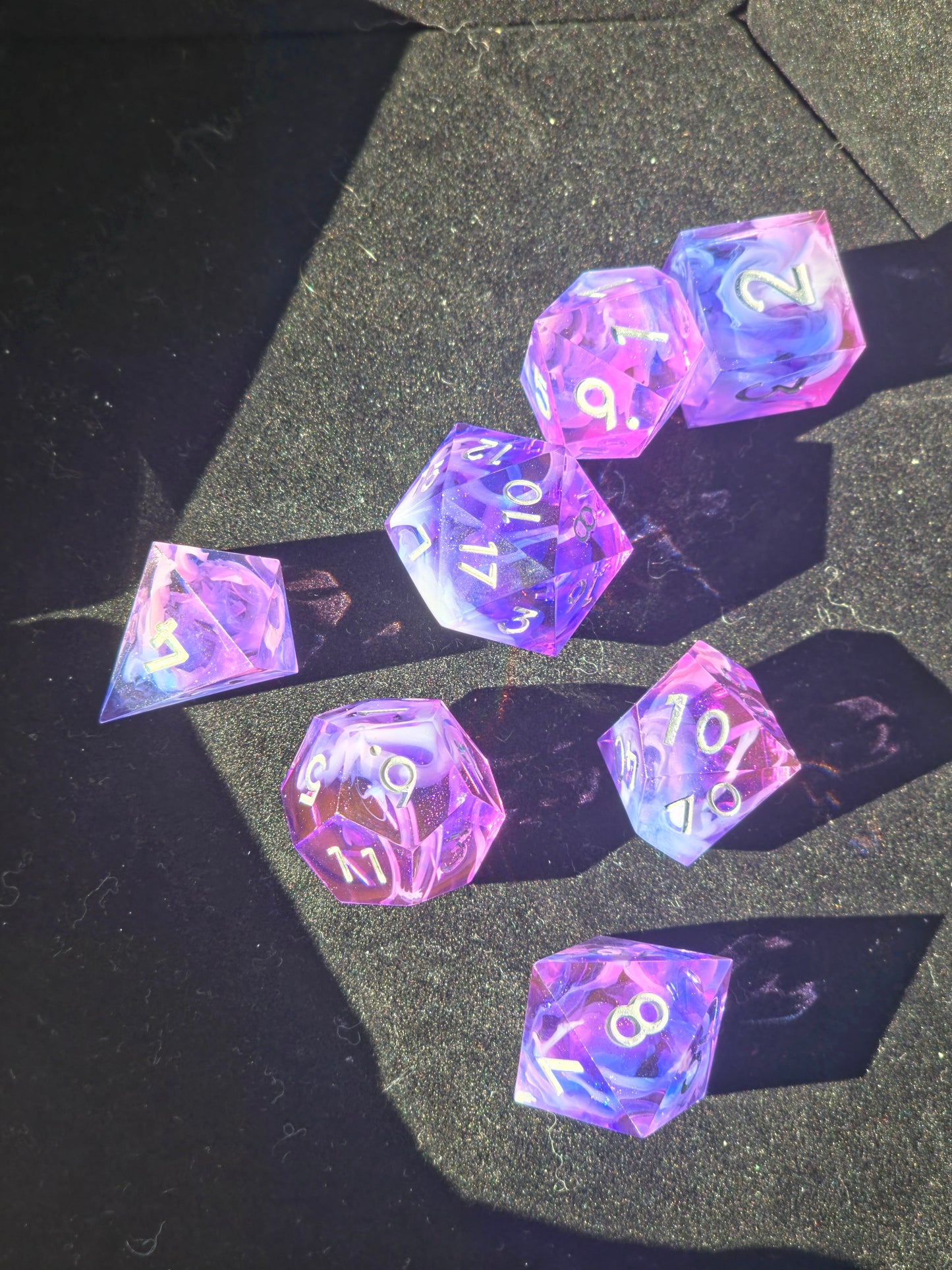 Polyedrisches Würfelset „Violet Cloud Nebula“ – Handgemachte Resinwürfel rosa-lila mit Nebel Effekt | DnD Dice Set TTRPG