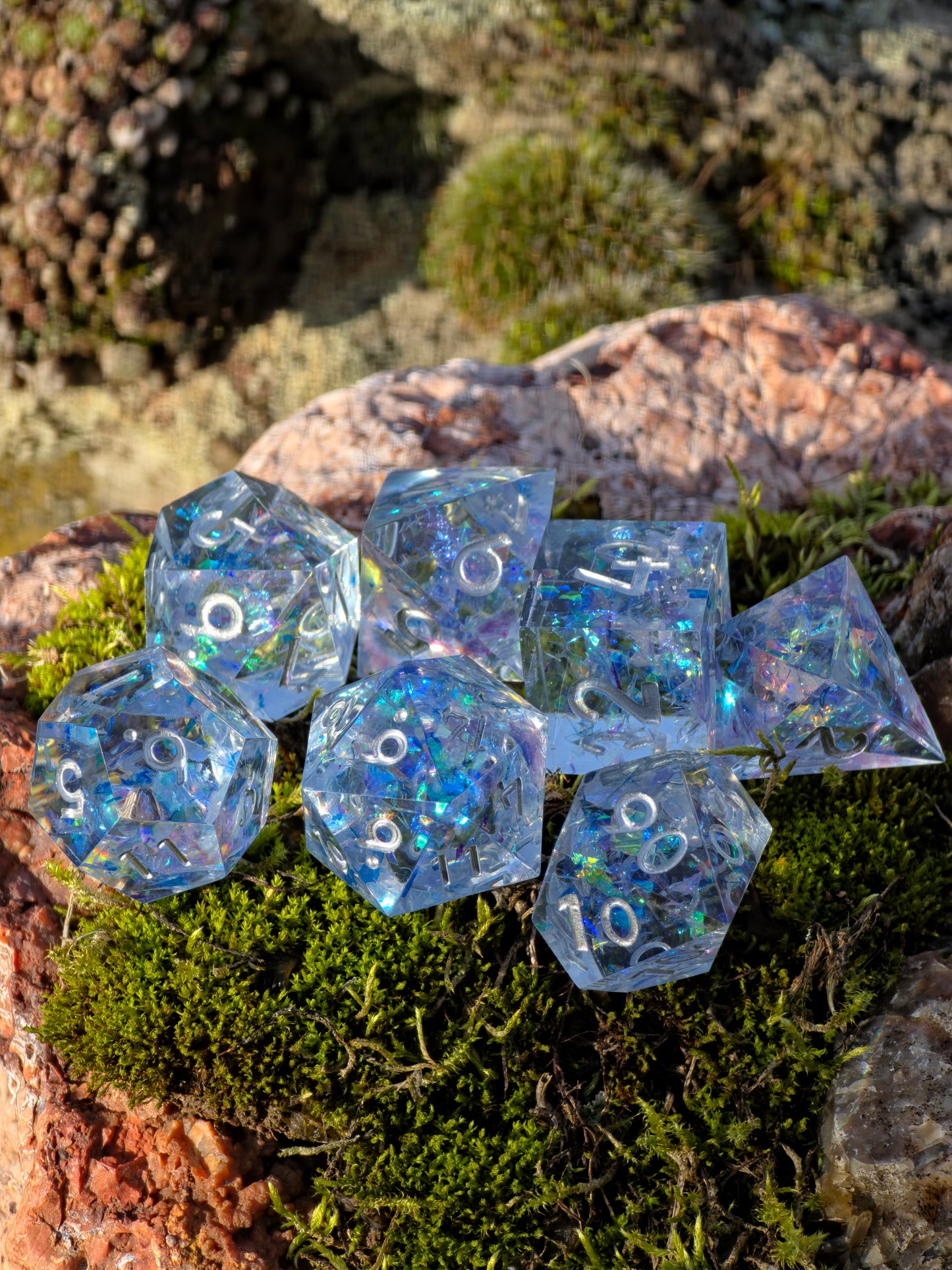 Polyedrisches Würfelset „Frozen Aurora“ – Handgemachte Resinwürfel mit Eisblau-Opal Effekt | DnD Dice Set Pen and Paper TTRPG | Gefrorenes Nordlicht Würfelset