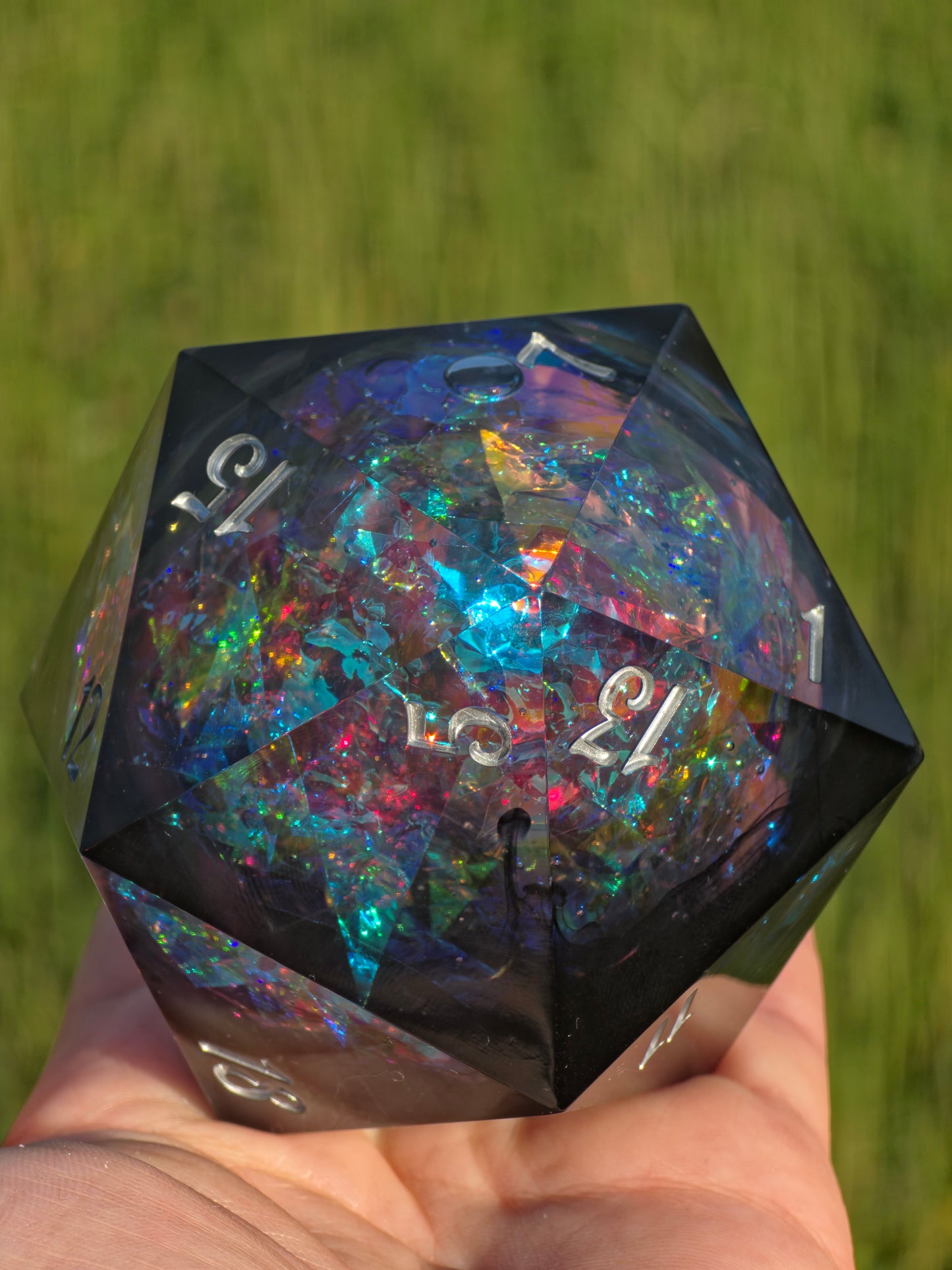 Eclipse Black Opal 65mm Black Opal Chonk D20 – Handgemachter Giant Dice mit Opal-Effekt, Sharp Edge Resin Würfel für DnD und Sammler (Anne)