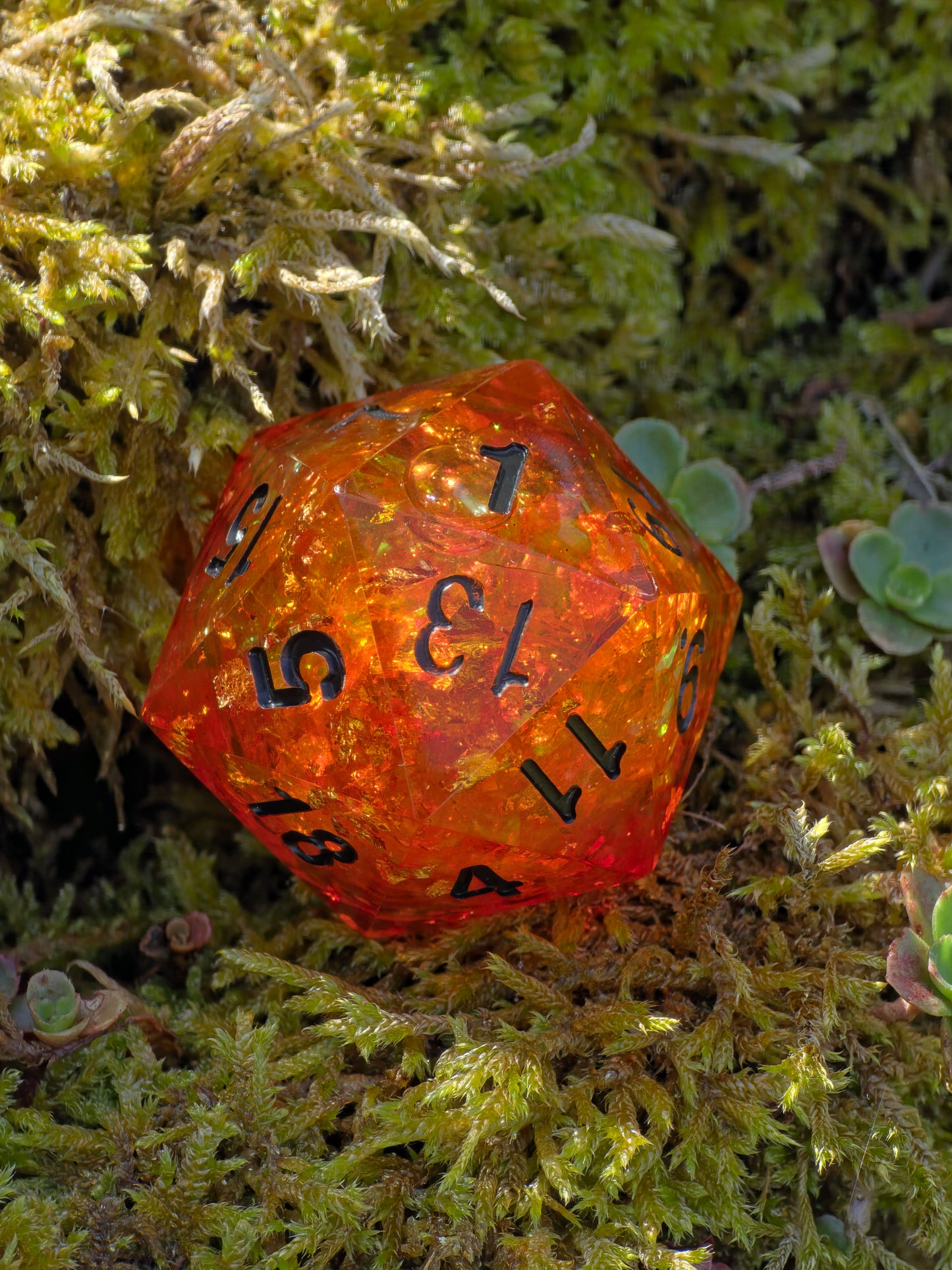 Polyedrischer D20 Würfel 35mm – Liquid Core Bernstein Amber Look – Handgemachter Resin Würfel für DnD, TTRPG & Sammler