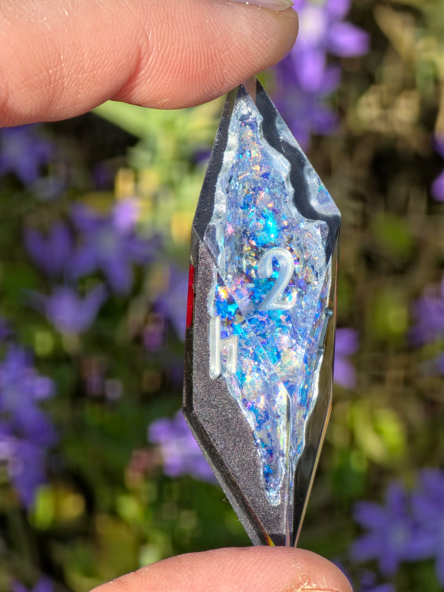 Geode Style Elongated Dice Set – Handgemachte Sharp Edge Würfel mit Opal-Kristallen, Rot-Silber Zahlen, Fantasy DnD Resin Dice (Eléras of Argent)