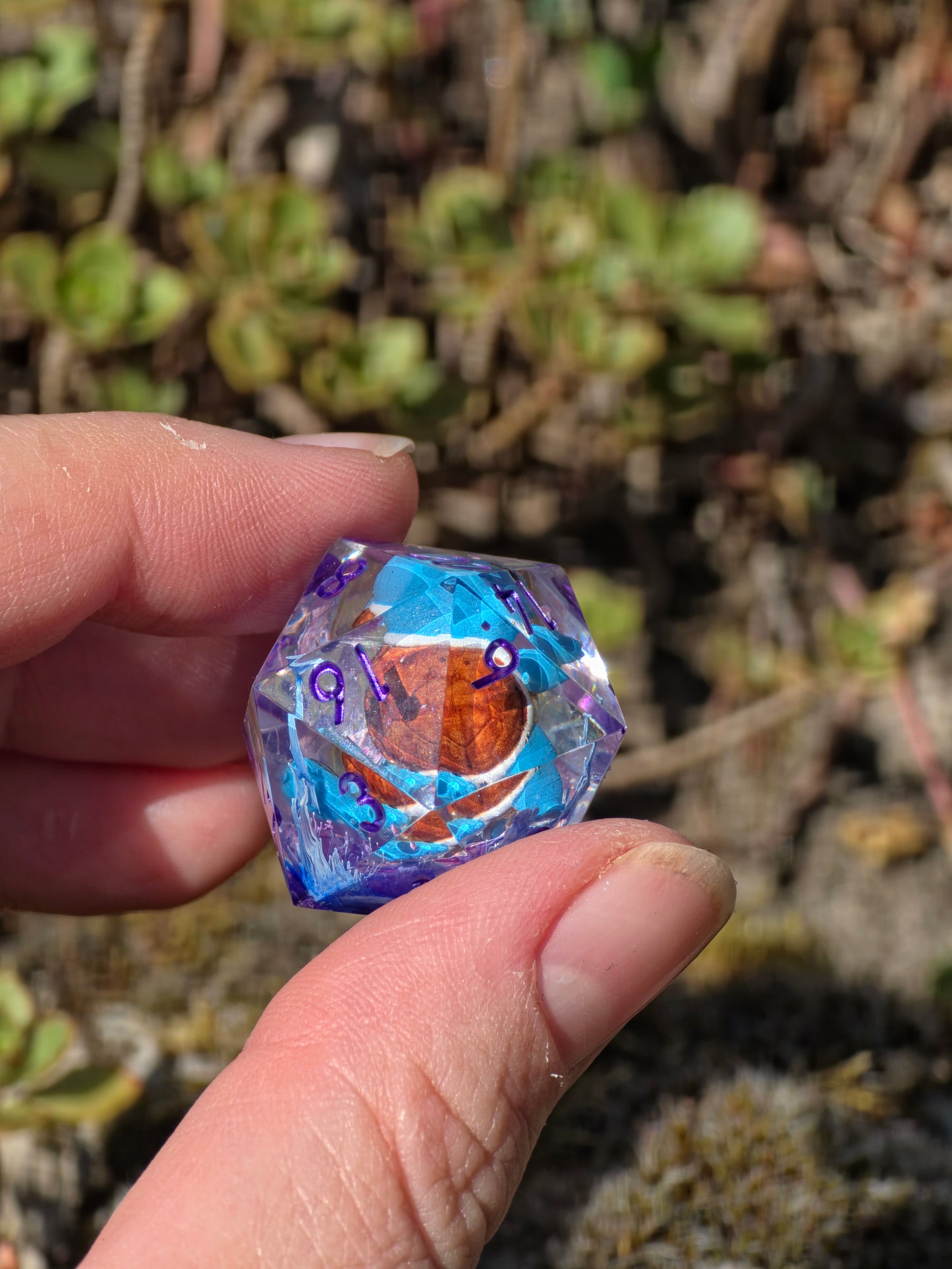 Shiggy – Mystic Current D20 28 mm – Pokémon-inspirierter Resin Würfel mit Petri-Effekt | Transparenter D20 mit lila Zahlen