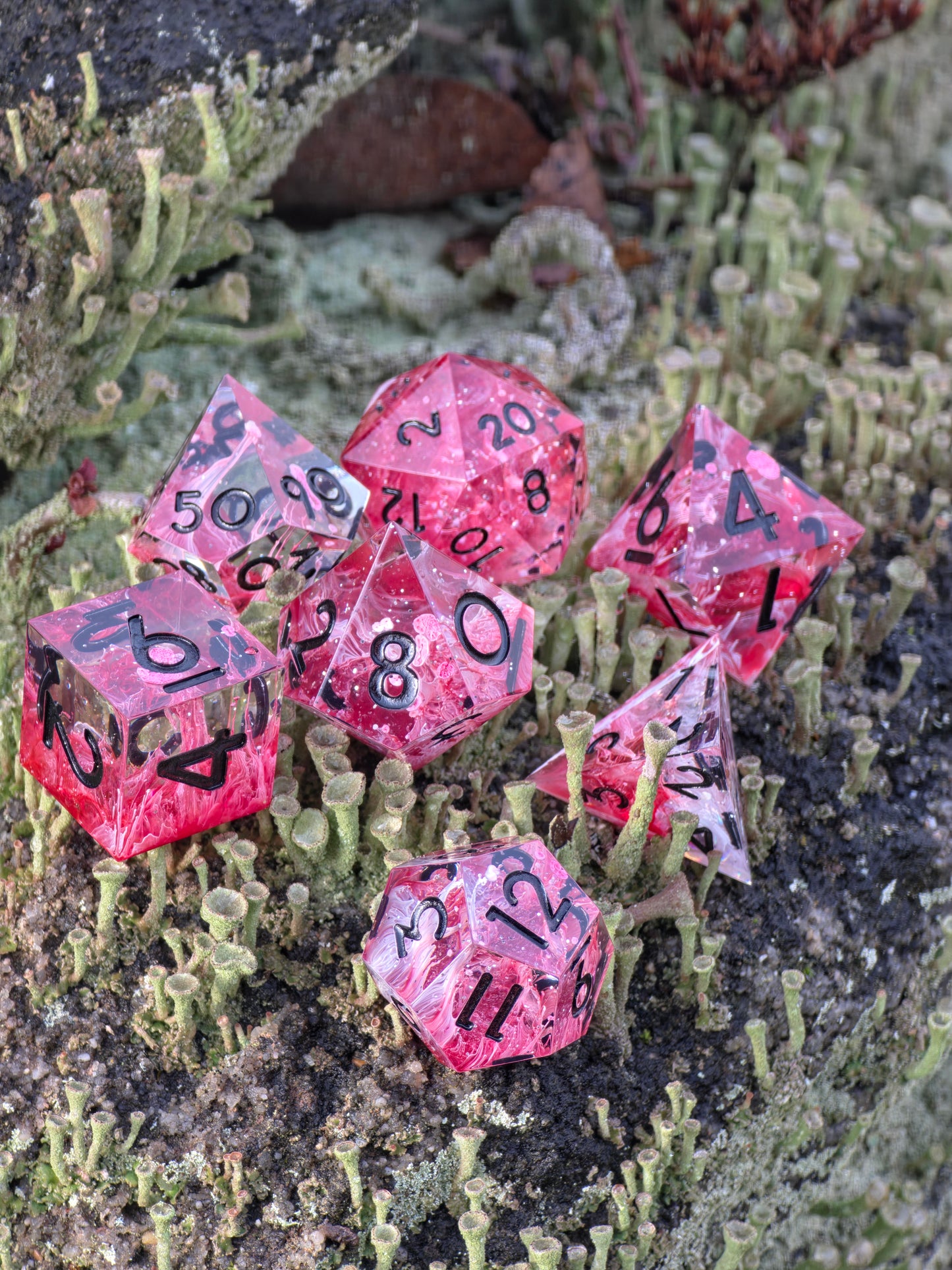 Crimson Venom – Handgemachtes DnD Würfelset rot mit Petri Effekt und schwarzen Zahlen | 7-teiliges Polyhedral Set | TTRPG Dice | Artisan Resin Dice