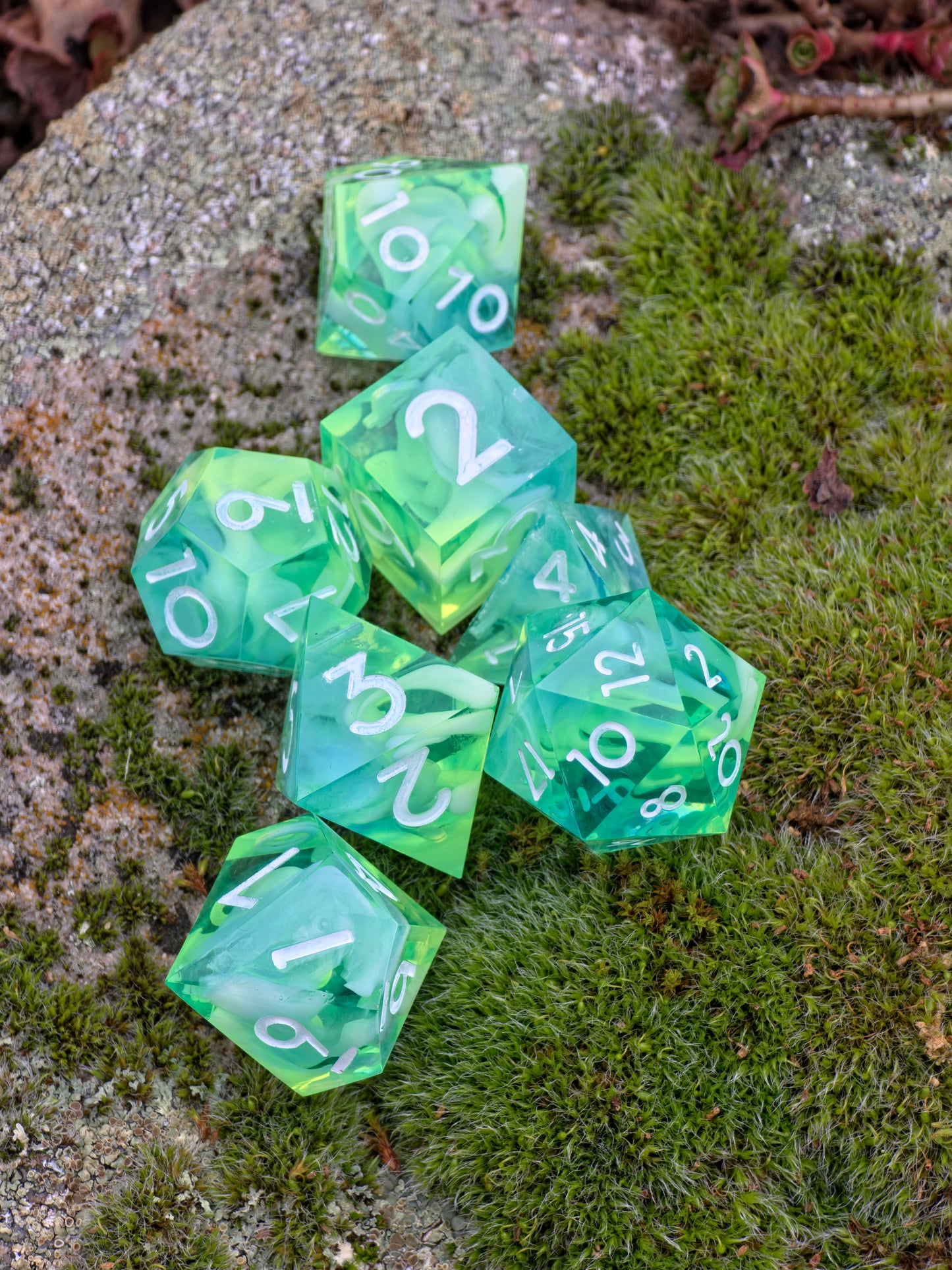 Polyedrisches Würfelset „Stormborn Cloud Nebula“ – Handgemachte Resinwürfel blau-neongelb mit Cloud Effekt | DnD Dice Set TTRPG