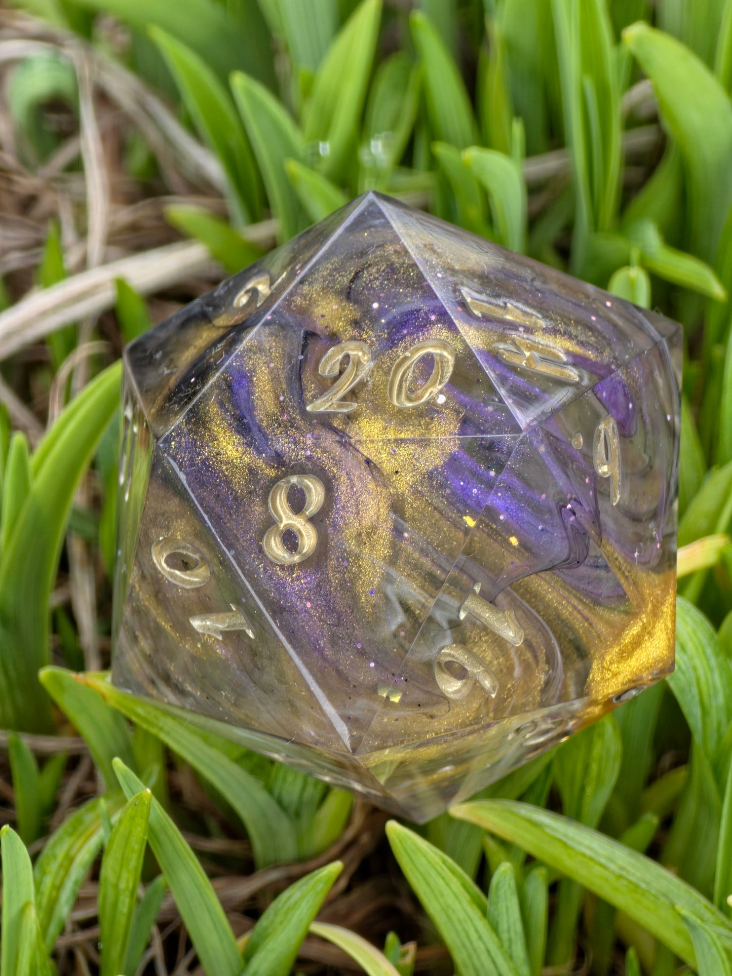 Chonk D20 "Twin Blades Relic" - 40mm Resin Die with Embedded Light Blades, Black Mist & Gold Effect | Handmade TTRPG Dice